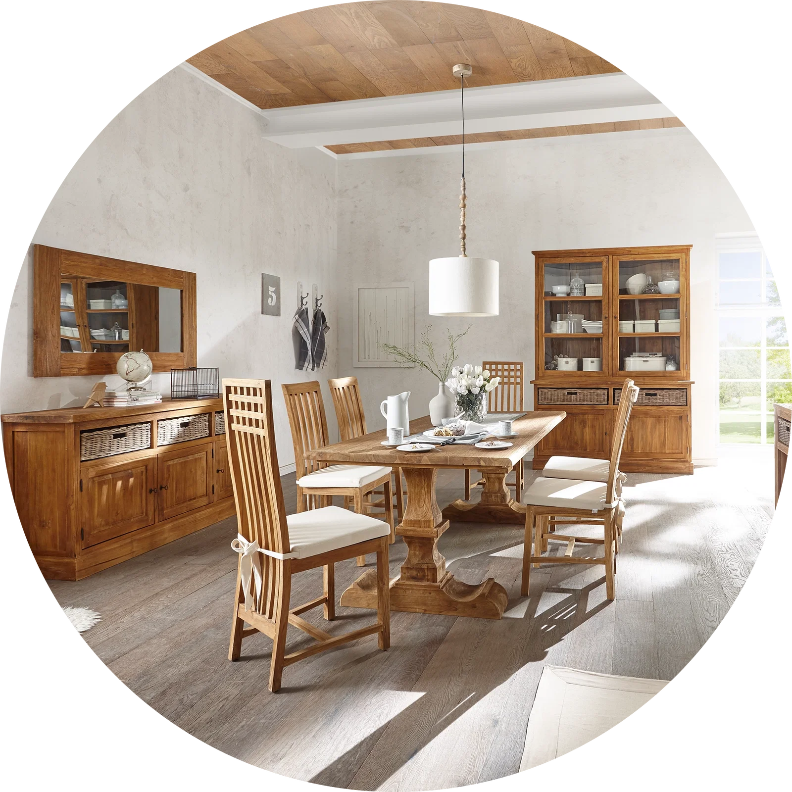 Banner 'Wohnstile - Eleganter Landhauscharme': helles Landhaus-Wohnzimmer mit Holzmöbeln, gemütlichem Sofa und warmem Dekor