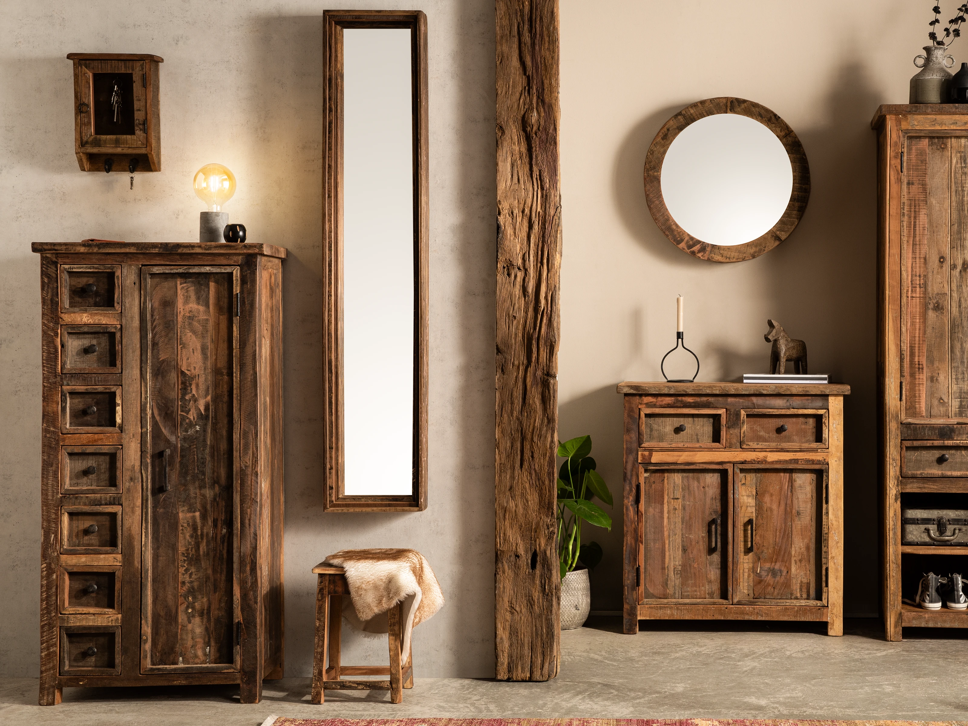 Ambienteaufnahme eines hochwertigen Massivholzmöbels von Woodkings in warmer, natürlicher Holzoptik vor neutralem Hintergrund