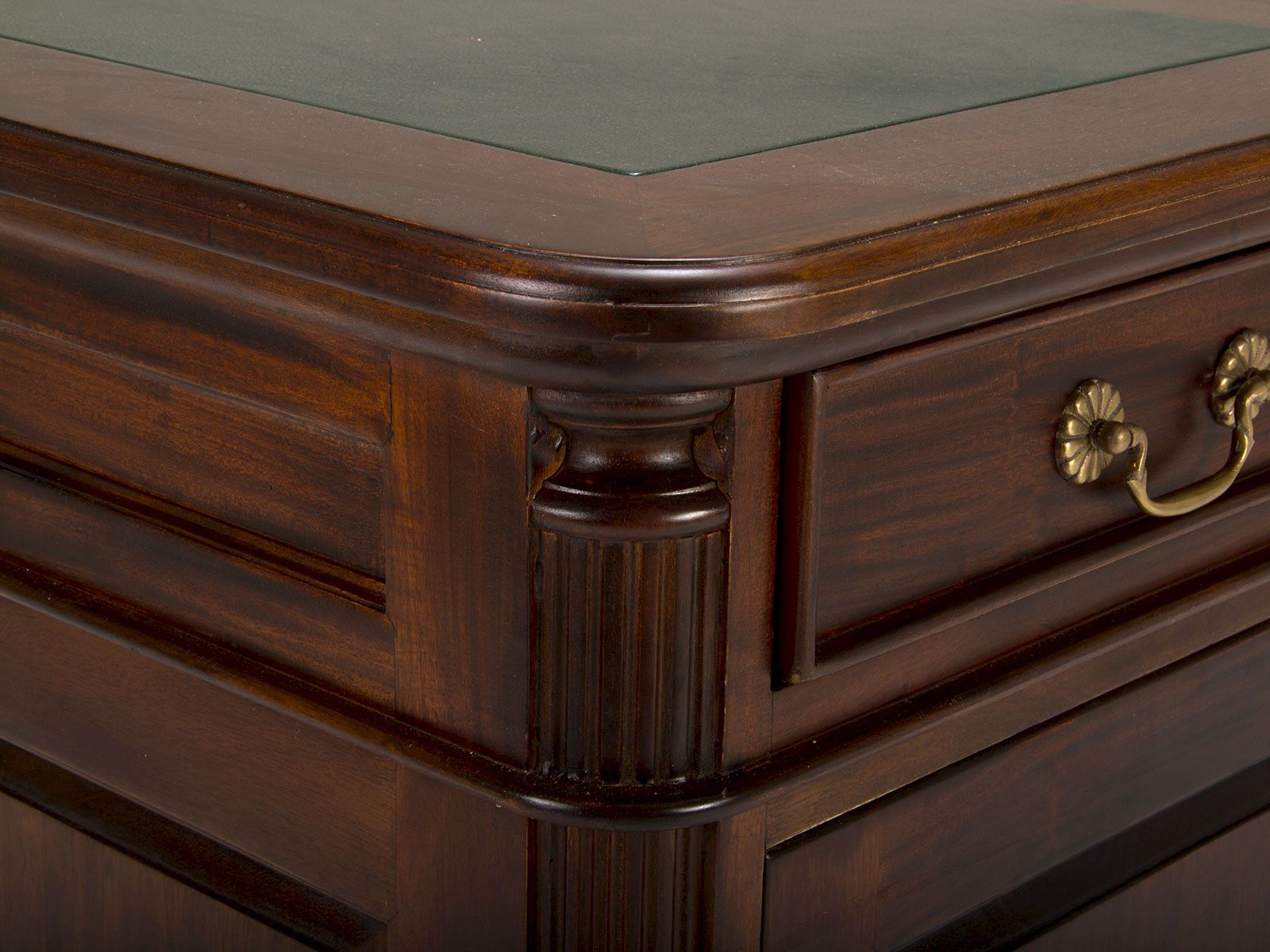 Detailbild Freisteller 45°-Eckansicht Mahagoni-Schreibtisch Cambridge 180x80 mit lackierter Oberfläche und Messinggriff.