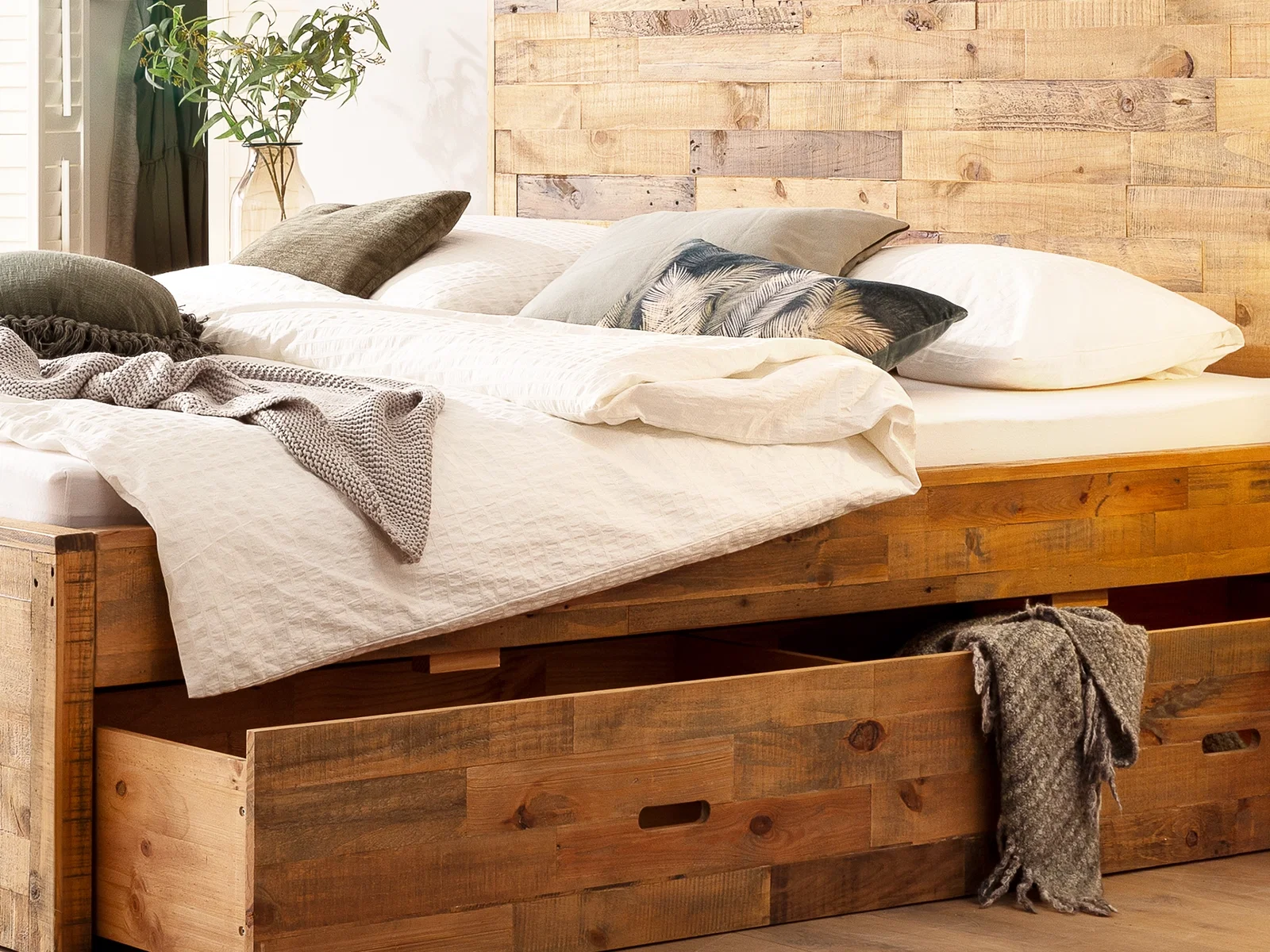 Detailaufnahme des Produkts "Mayari" – Nahaufnahme von Riemen, Naht und Materialstruktur in natürlichen Beige- und Brauntönen