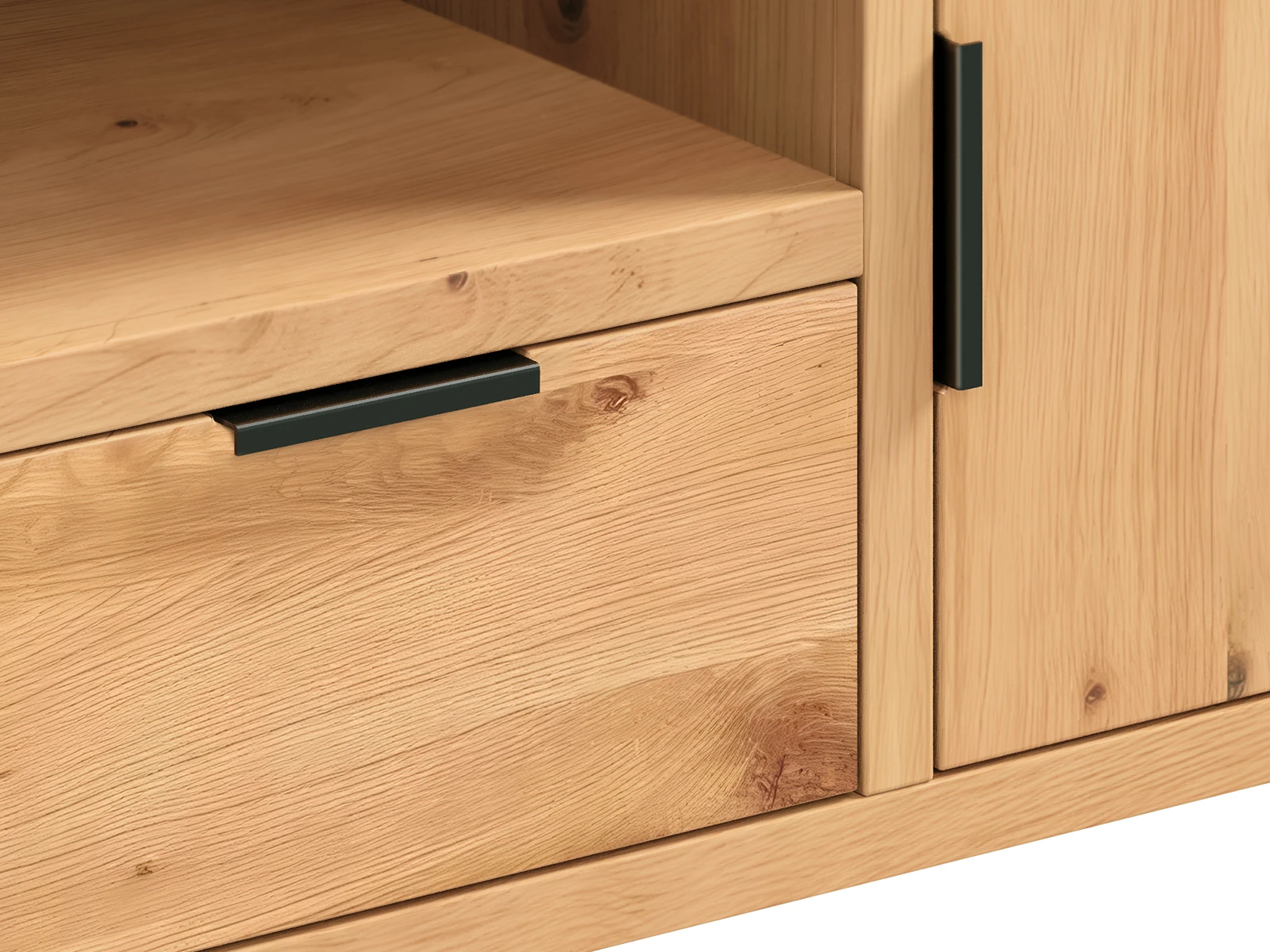 Freisteller 45°-Ansicht: TV-Bank Sydney Wildeiche mit geölter Oberfläche, brauner Schublade, Griff, seitlicher Korpusansicht Detailbild der geölten Wildeiche-Front und des schwarzen Metallgriffs der Wohnwand 2tlg. Sydney, Freisteller 45°-Ansicht.