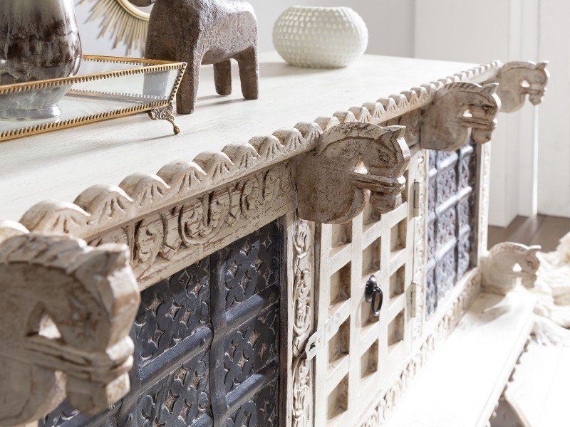 Detail des Damchaya-Sideboards aus hellem Holz mit sichtbarer Maserung und klaren Linien in einem lichtdurchfluteten Raum