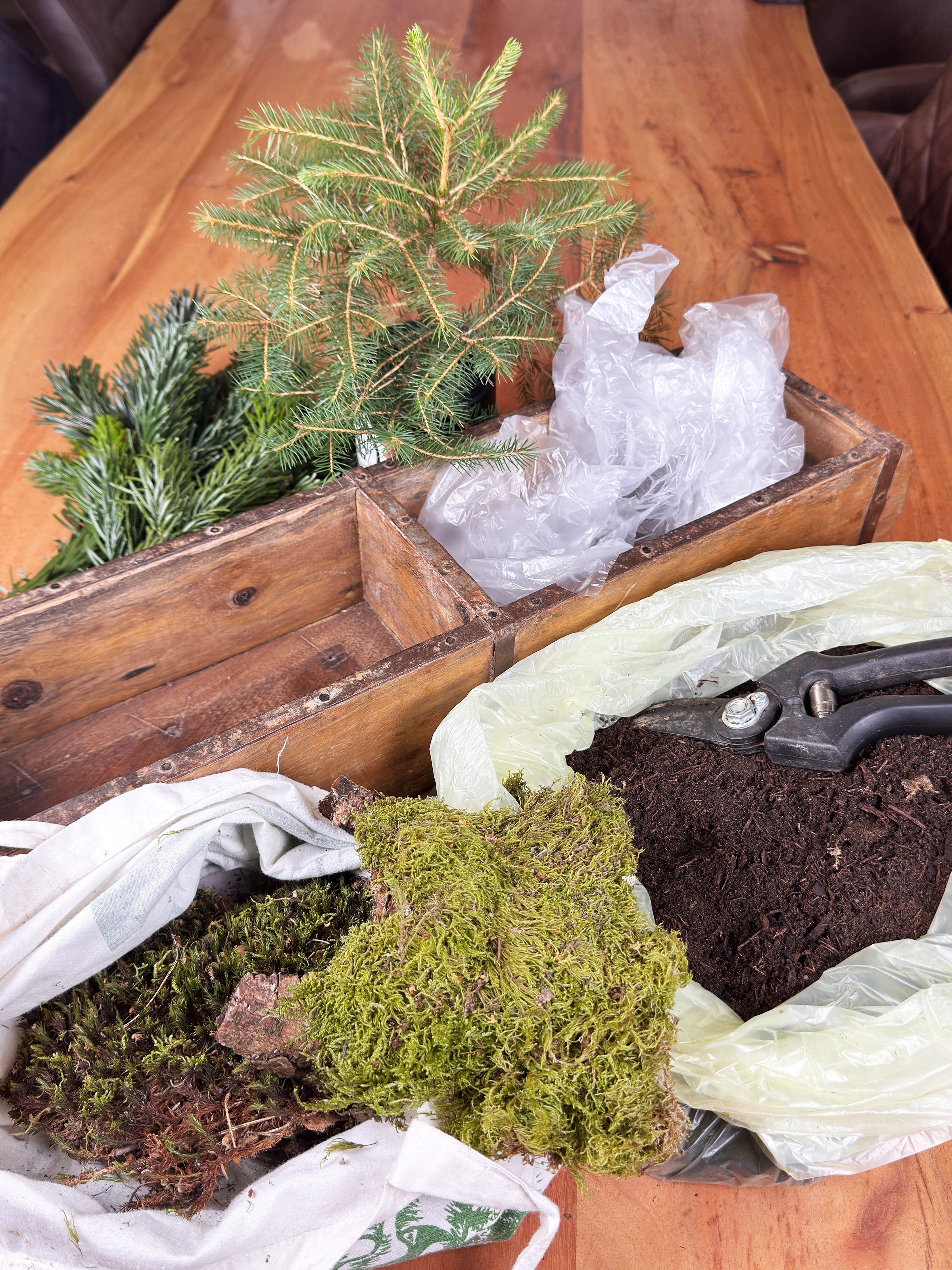 Naturfarbene Massivholz-Oberfläche mit deutlicher Maserung und warmem Honigton, ideal für Tische und Möbel