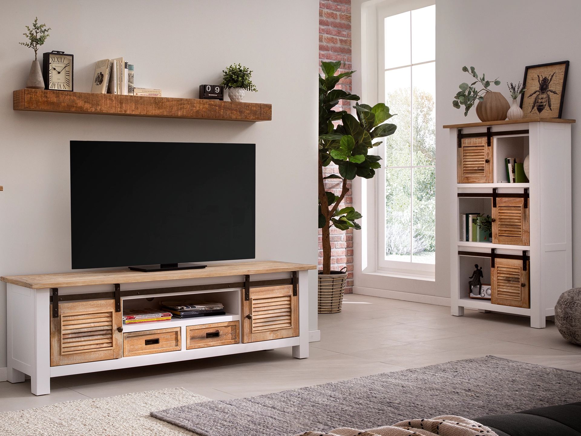 Capera Holzstuhl im modernen Ambiente, skandinavisches Design mit hellem Holz und beiger Polsterung vor neutralem Wohnraum.