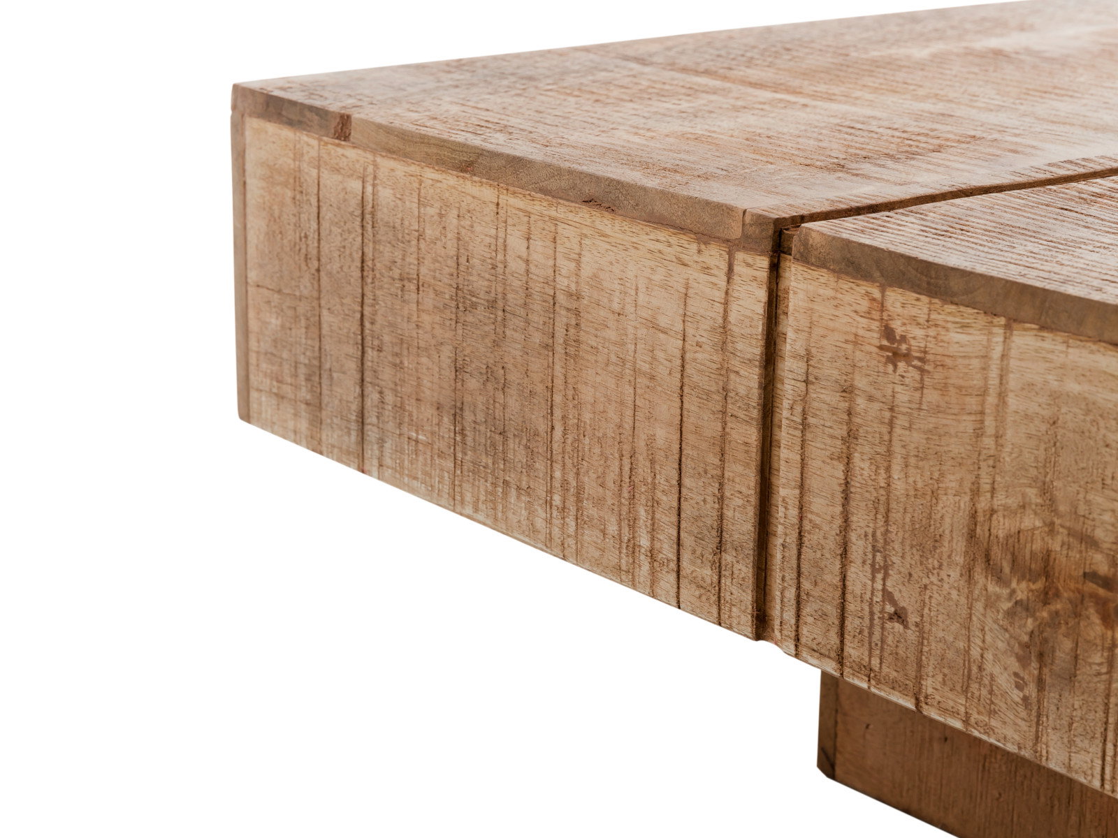 Seitliches Detail (Freisteller): lackierte Mango-Holz-Oberfläche und Kante des rechteckigen Couchtisch Amberley Mango 140×70 cm