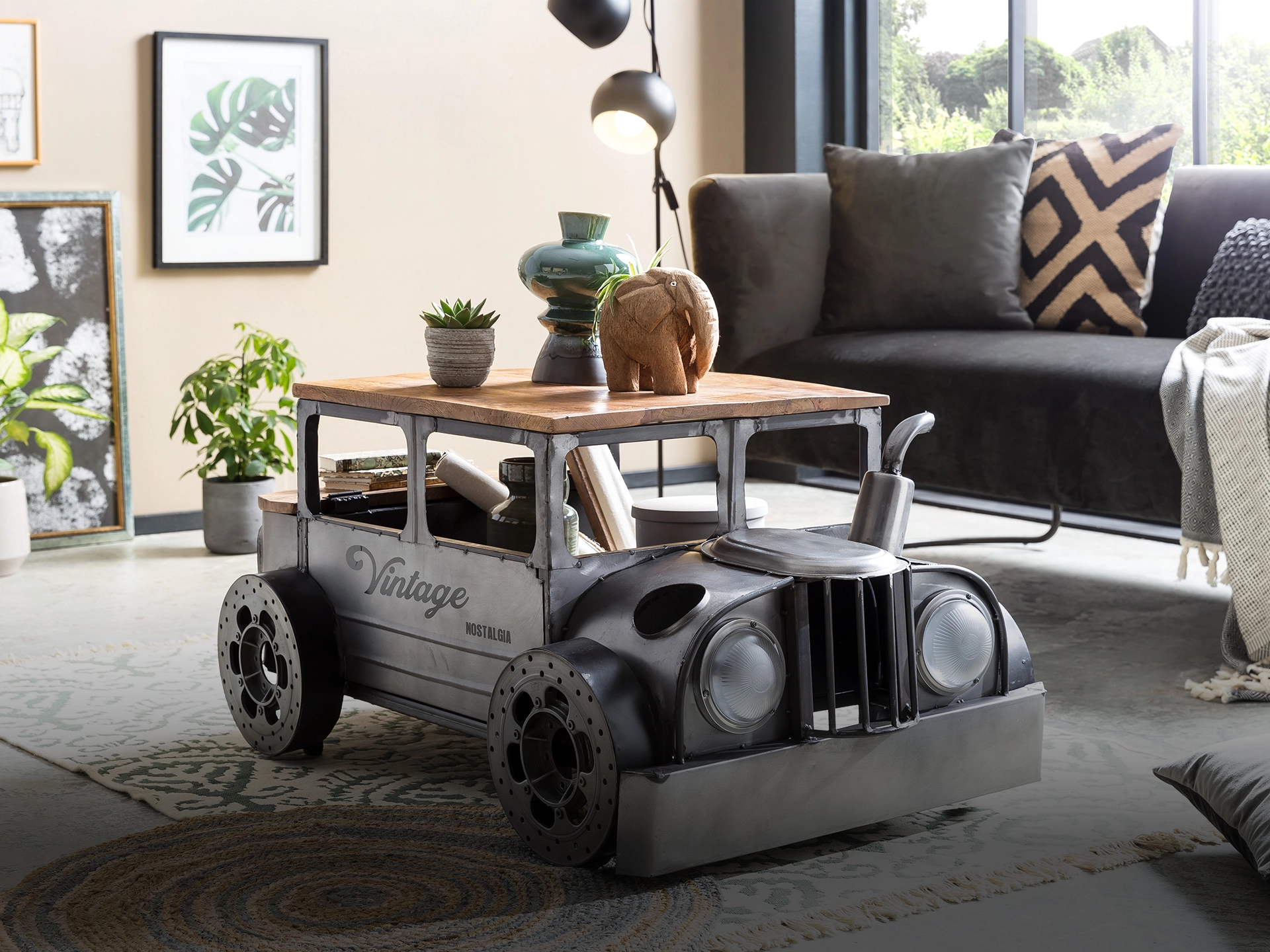 Moderner Holz-Couchtisch vor Sofa in hellem Wohnzimmer: minimalistisches Design, Pflanzen und warme Naturtöne