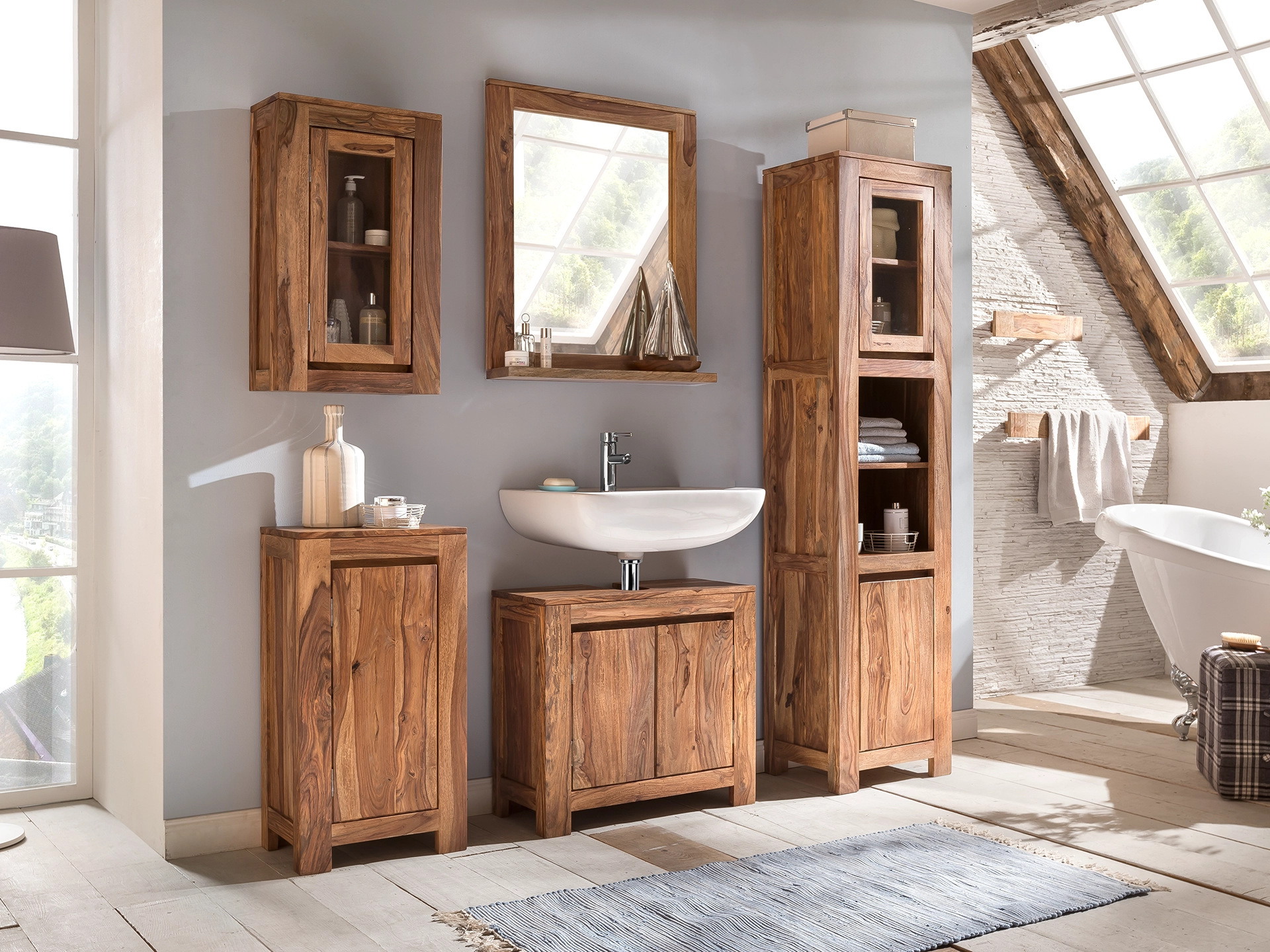 Ambienteaufnahme des Holz-Möbelstücks "Leeston" in modernem Wohnraum mit warmer Holzoptik, dezentem Styling und neutralen Farbtönen