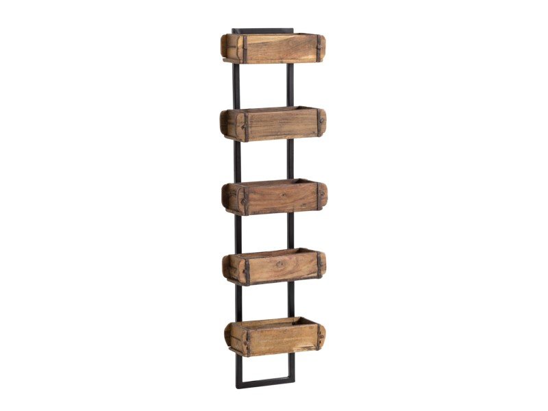 Ziegelförmiges Holzregal mit Pflanzen, Büchern und Deko vor heller Wand – warme Holztöne, gemütliches Wohnambiente.
