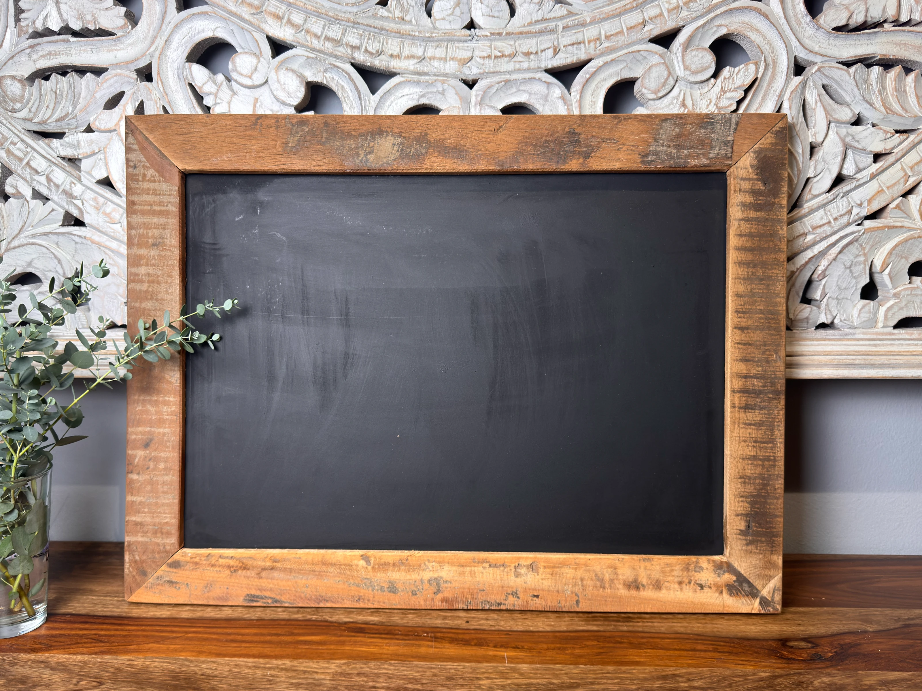 Ambienteaufnahme: modernes, naturfarbenes Holzmöbel in minimalistischer, skandinavischer Optik vor hellem Hintergrund