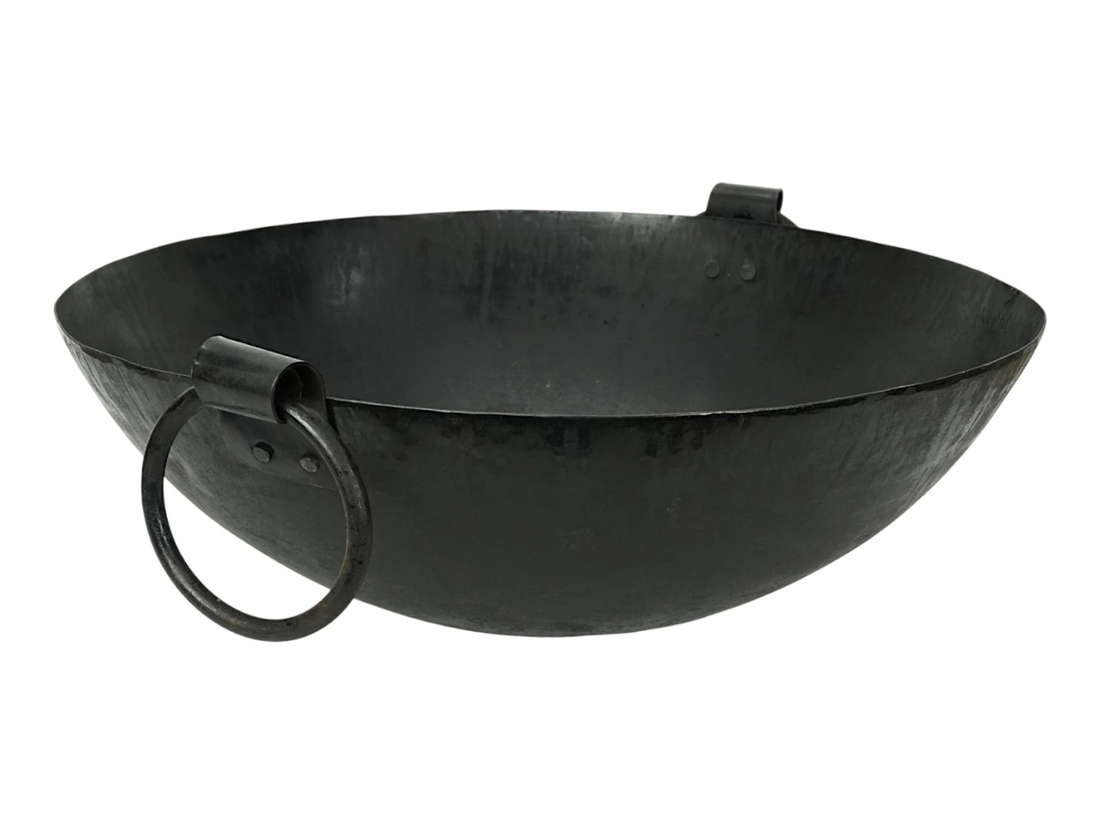 Feuerschale Embero Heaven aus schwarzem Metall, runde Garten-Feuerstelle freigestellt in 45° Front-Seitenansicht, 50×55×50 cm