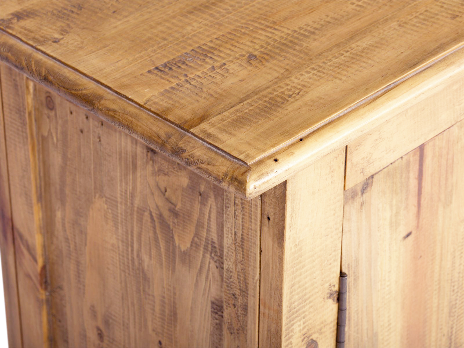 Detailbild lackierter Holzoberfläche und Türscharnier des Unterschranks Rangun aus recycelter Pinie in Braun, 45°-Freisteller Detailbild lackierter Holzoberfläche und Türscharnier des Unterschranks Rangun aus recycelter Pinie in Braun, 45°-Freisteller