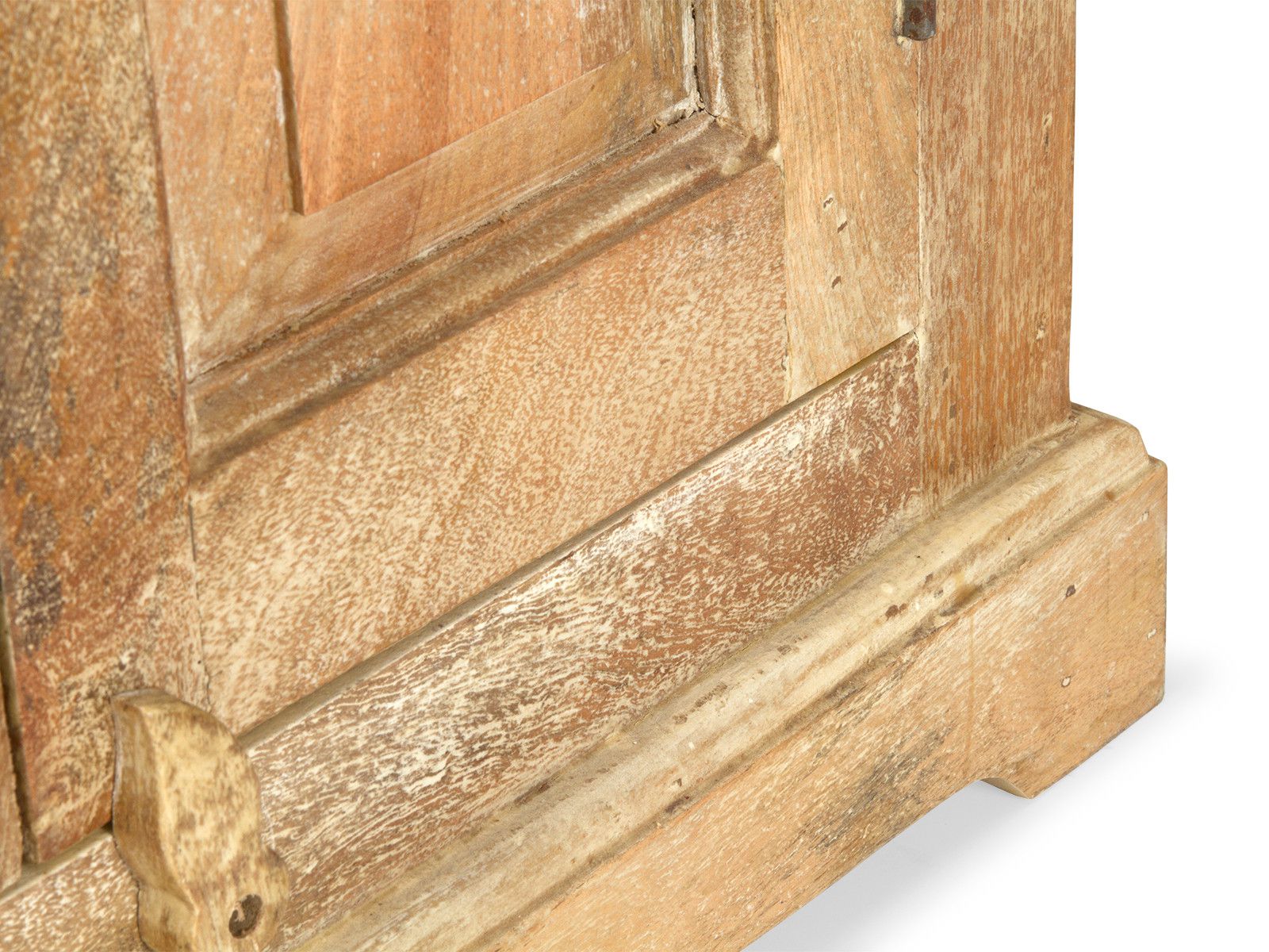 Detailansicht lackierter Mango-Holzoberfläche am Sockel des Schranks Patina (Freisteller) Detailansicht lackierter Mango-Holzoberfläche am Sockel des Schranks Patina (Freisteller)