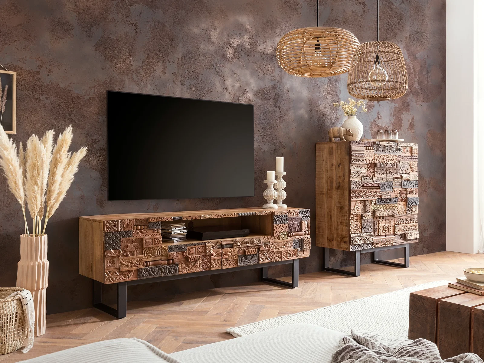 TV-Bank Greenland aus Holz mit ornamentierten Fronten und offenem Ablagefach unter einem wandmontierten Fernseher