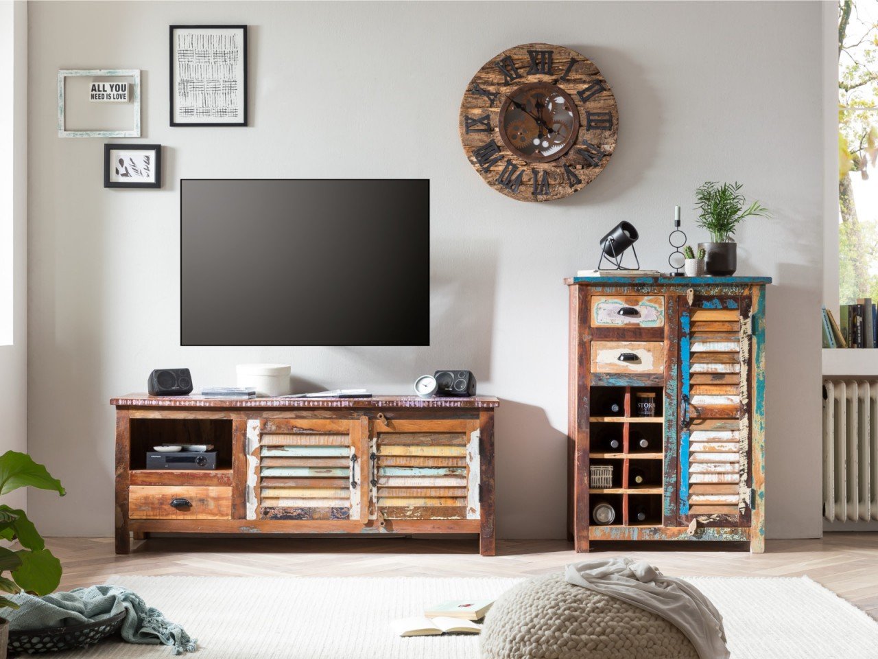 Modernes Wakefield-Wohnzimmer mit gemütlichem Sofa, Holz-Elementen, Couchtisch, Teppich und Pflanzen in neutralen Naturtönen.