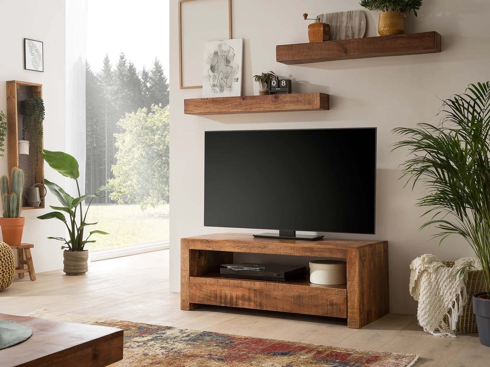 TV-Bank Country aus Holz mit offenem Ablagefach unter einem Fernseher