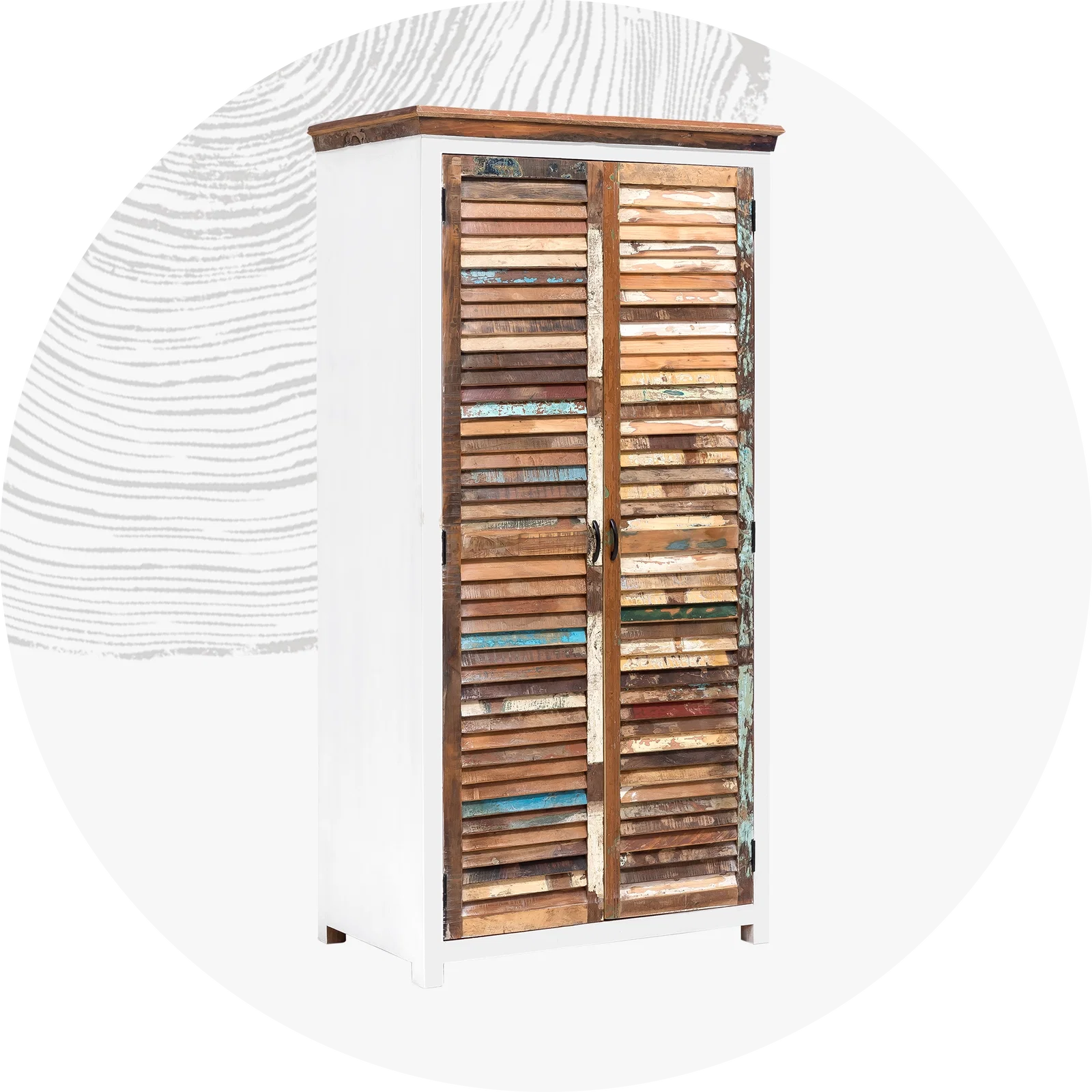 Moderner Kleiderschrank aus Holz im stilvollen Schlafzimmer-Ambiente, schlichtes Design mit viel Stauraum und warmen Holzfarben