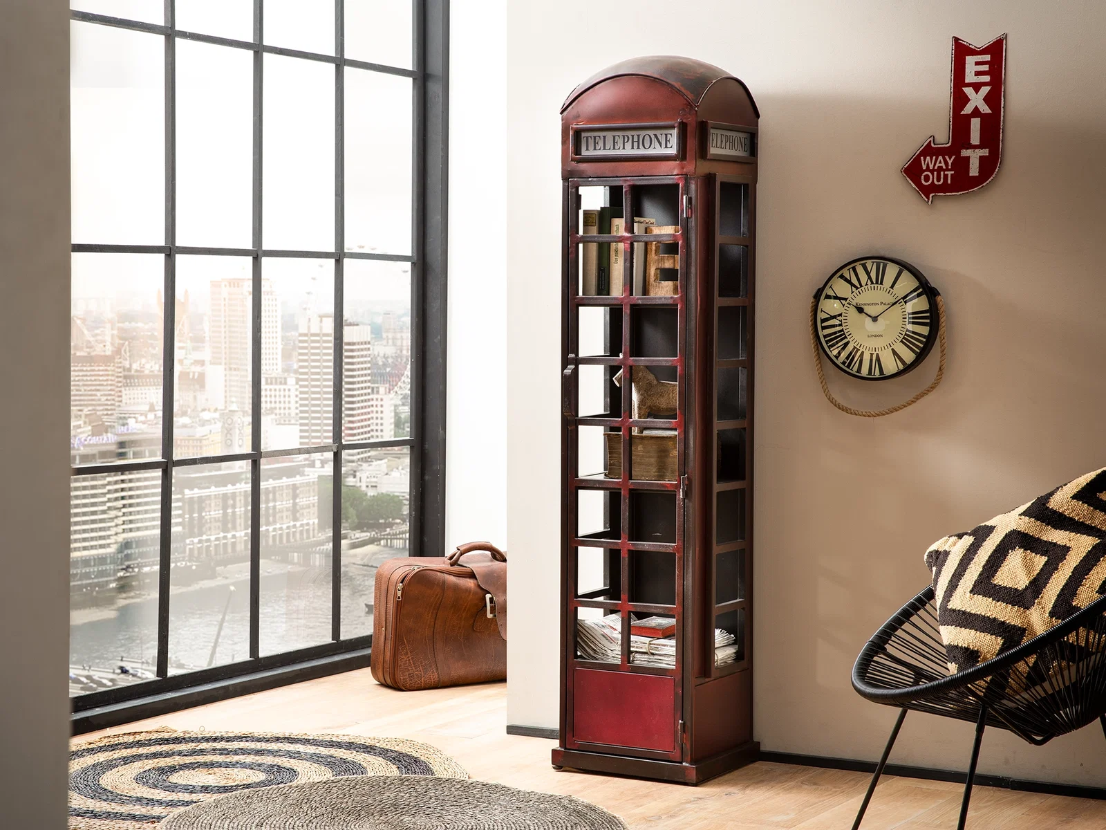 Schmaler Regalschrank im britischen Telefonzellen-Design als auffälliger Retro-Blickfang für Flur, Küche oder Wohnzimmer