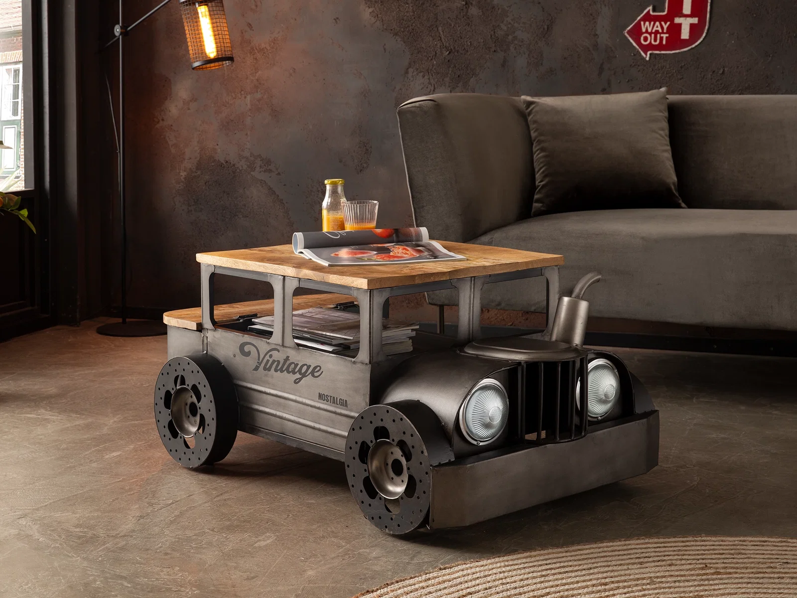 Ausgefallener Couchtisch Car mit Schub aus Mangoholz und Metall in Fahrzeugoptik – ein markanter Blickfang der Einrichtung im Tattoostudio Tattoo Highlights in Hamburg