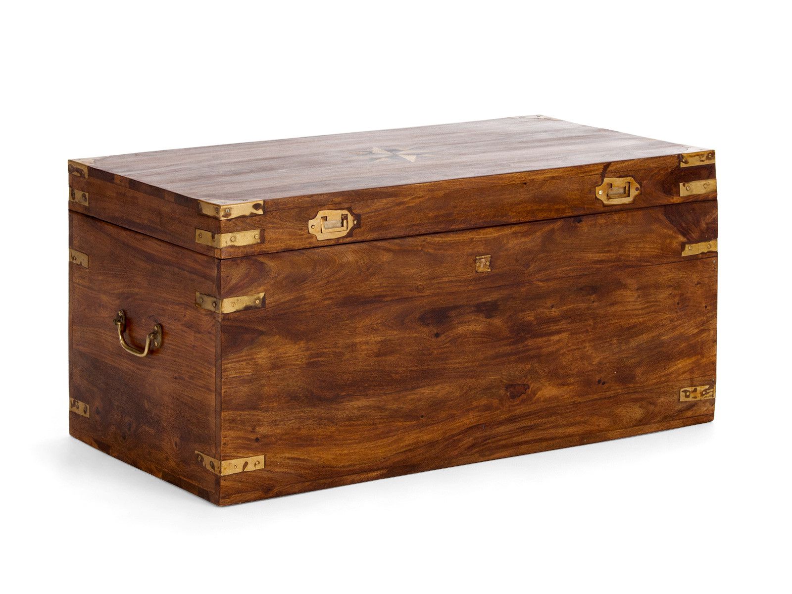 Freisteller: Truhe Merlow aus lackierter Akazie 87×44×48 cm, rechteckig, braun, 45°-Vorderansicht mit Messingbeschlägen. Truhe Merlow Akazie 87cm