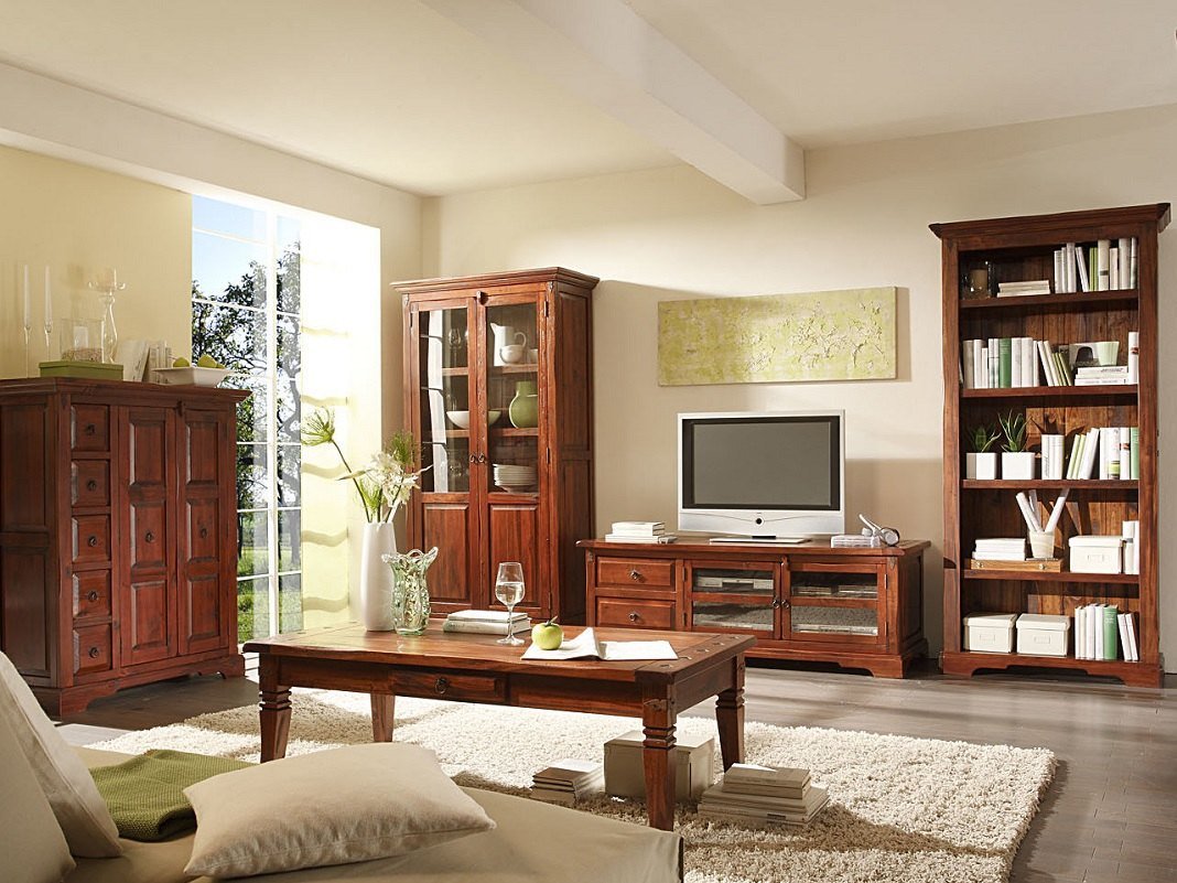 Weichholz-Kleiderschrank im Landhausstil mit sichtbarer Maserung, warmem Holzton und dezenter Dekoration