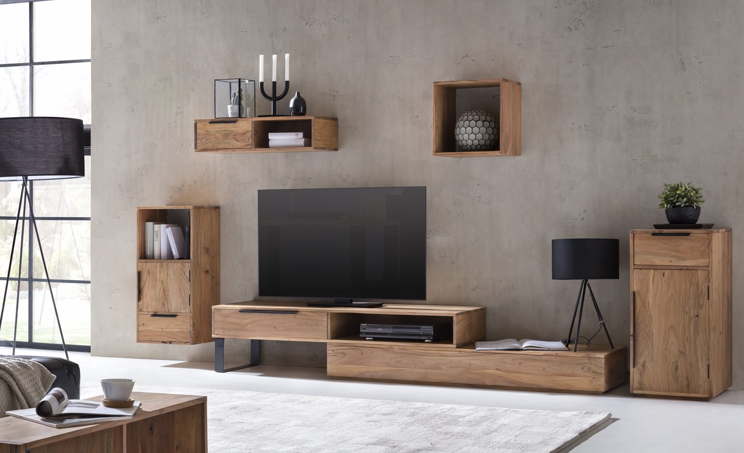 Collage verschiedener Fernsehunterschränke: moderne TV-Lowboards aus Holz in unterschiedlichen Farben und Stilen