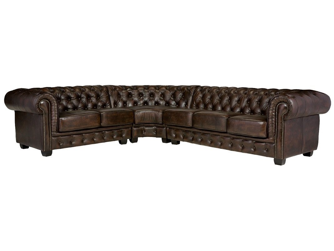 Modernes Lederecksofa als Eckcouch in gemütlichem Wohnzimmerambiente, klare Linien, geschmeidiges Leder und niedrige Holzfüße