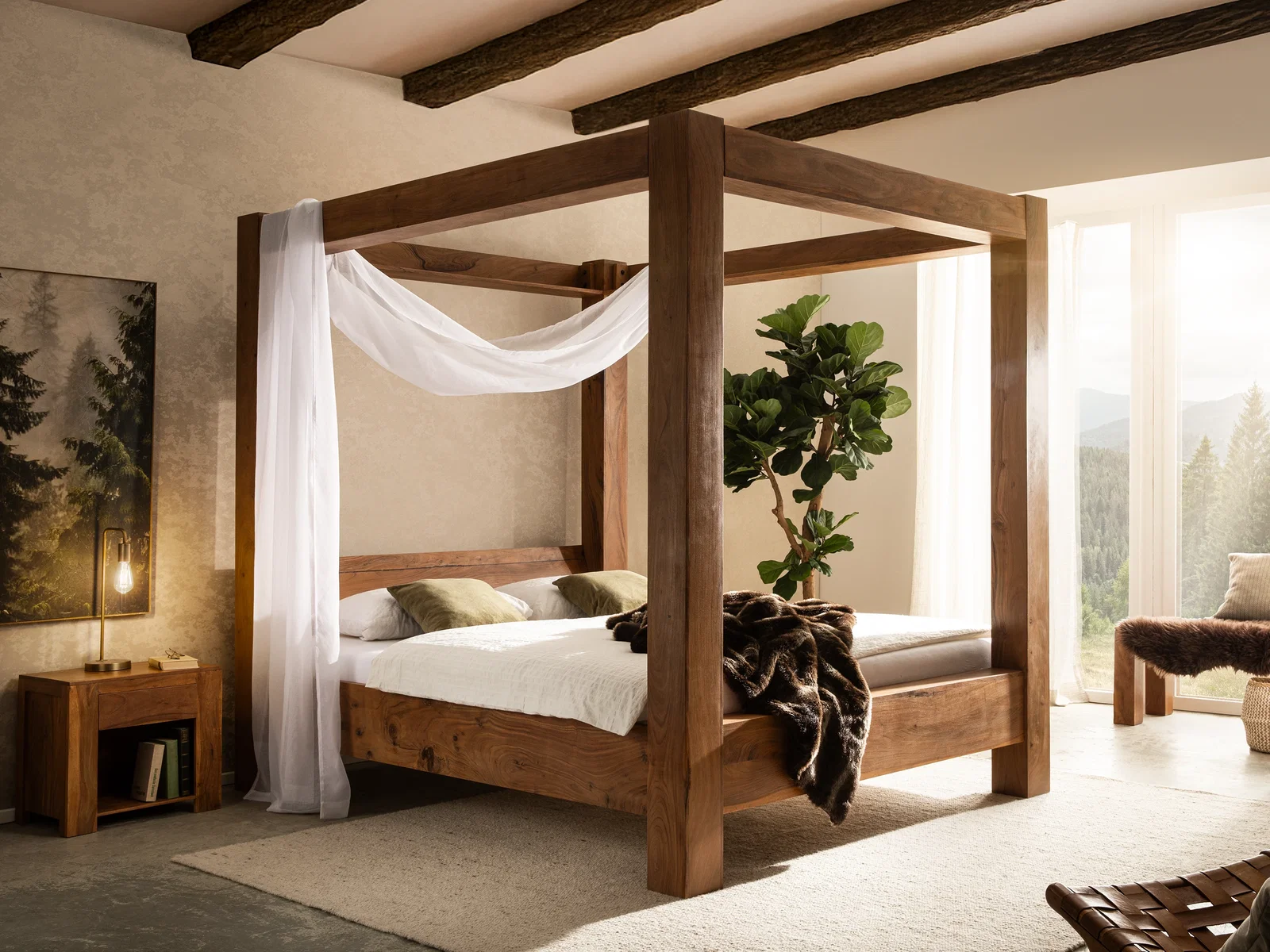 Massives Himmelbett aus Holz im warmen Schlafzimmer-Ambiente mit Baldachingestell, Nachttisch und natürlichem Licht