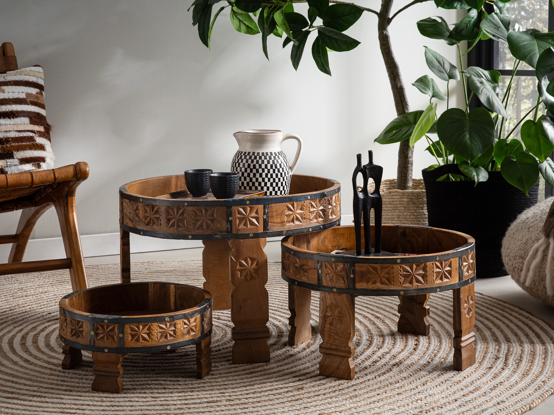 Ambienteaufnahme des Holzmöbels 'Chakki' – rustikales Massivholz, warme Naturtöne, moderne, minimalistische Wohninszenierung