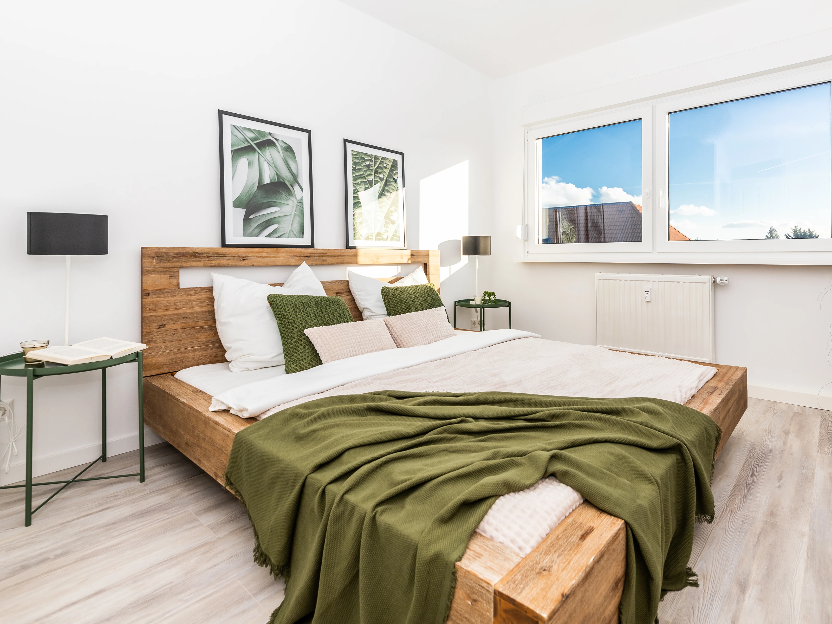 Helle, gemütliche Ferienwohnung mit Sofa, Esstisch, Holzboden und großen Fenstern – modernes, skandinavisch-warmes Interieur