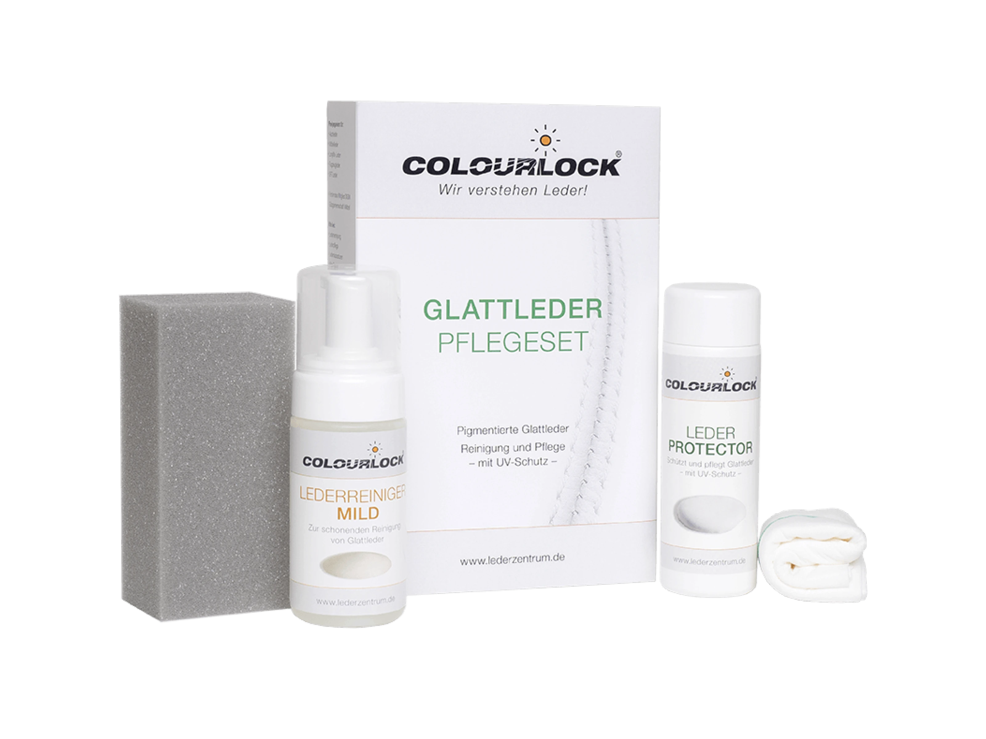 Gemütliches Wohnzimmer mit warmen Holzmöbeln, bequemem Sofa, Teppich und stimmungsvoller Beleuchtung im modernen Stil.