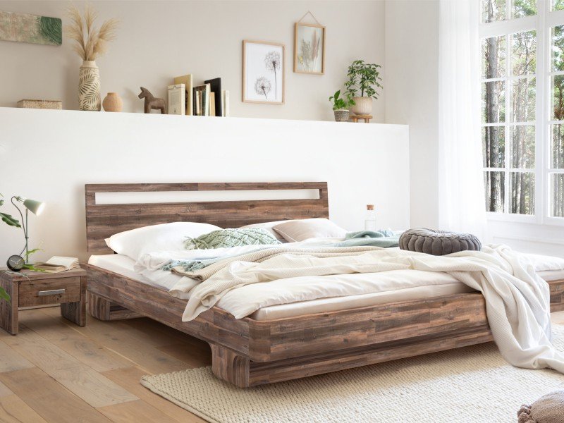 Studentenzimmer mit kompakt gestaltetem Einzelbett "Indra" aus hellem Holz, neutraler Bettwäsche, Schreibtisch und Regal – skandinavisches, gemütliches Ambiente für kleine Räume