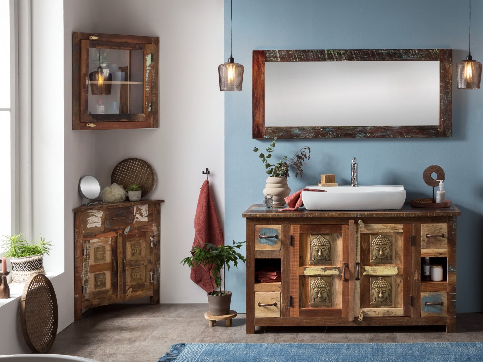 Modernes Bad mit Sumana-Badmöbel: heller Holz-Waschtisch, weißes Becken, großer Spiegel, warme Beleuchtung, minimalistisches Design