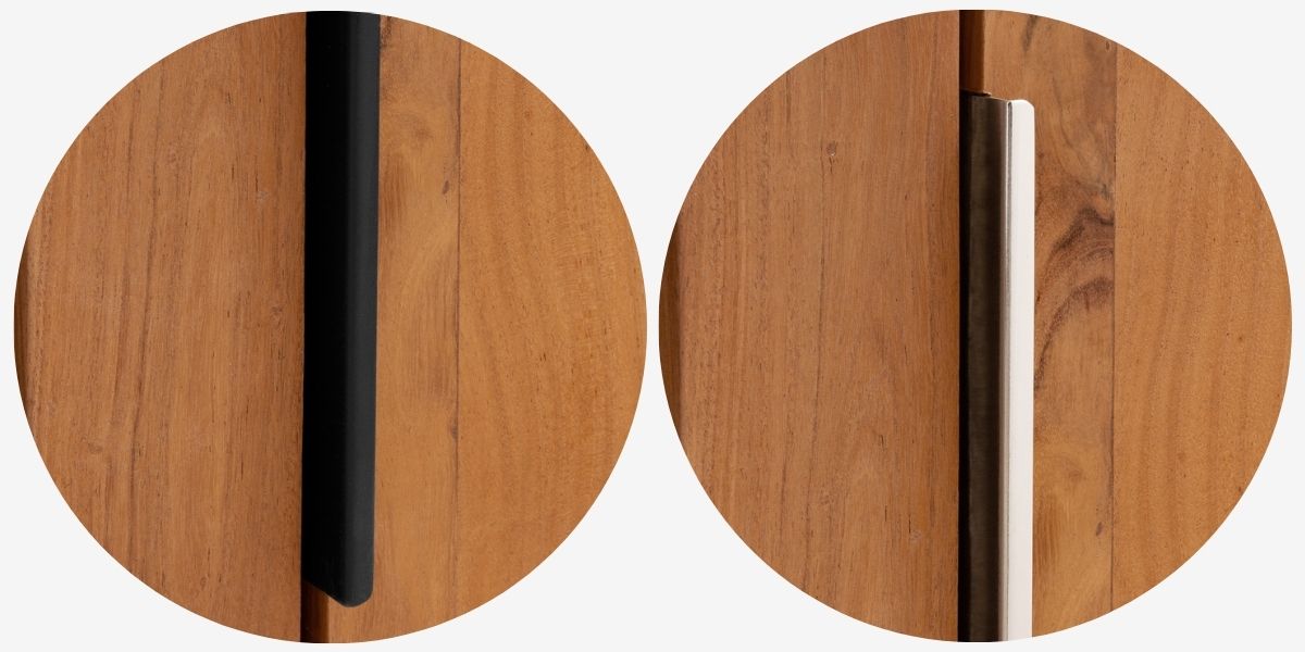Detailansicht von Holzschrank-Türen mit langen Griffleisten in Schwarz und silberfarben, warme Holzmaserung auf hellem Hintergrund