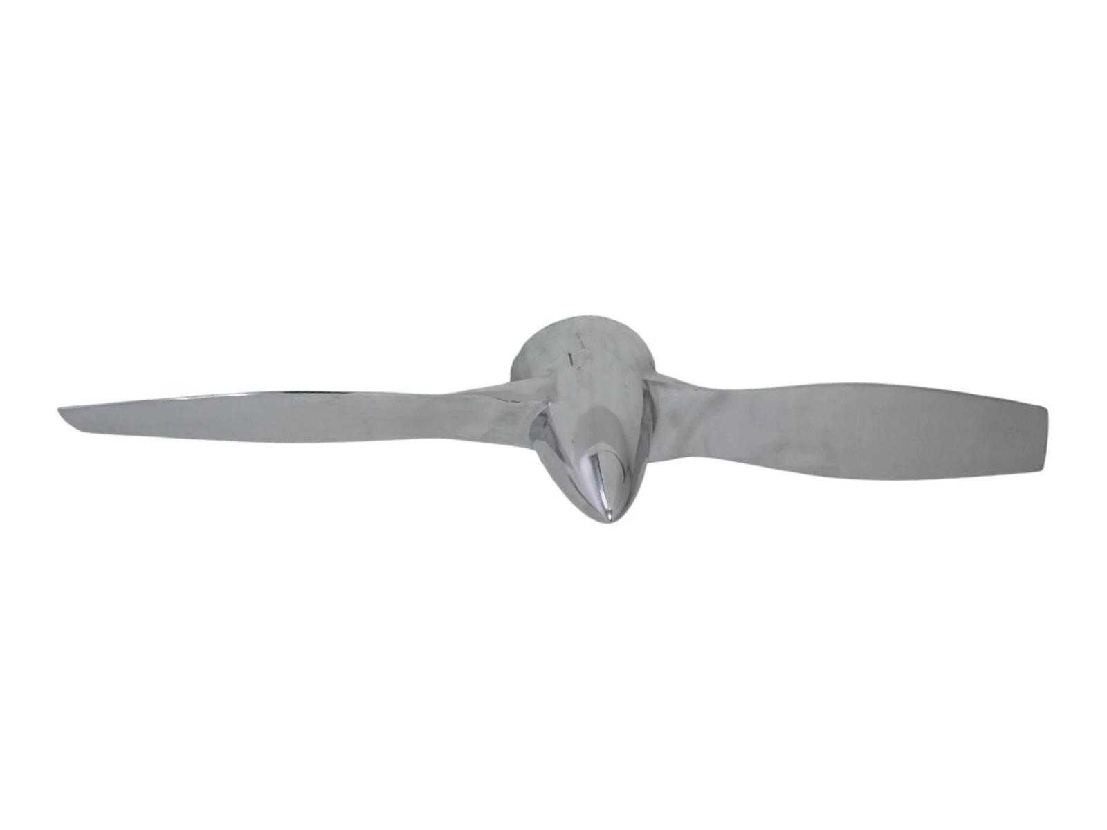 Freisteller-Frontansicht: silberfarbene Wanddeko Propeller Charlie aus Metall, 62×12×11 cm – stylisches Deko-Element Wanddeko Propeller Charlie