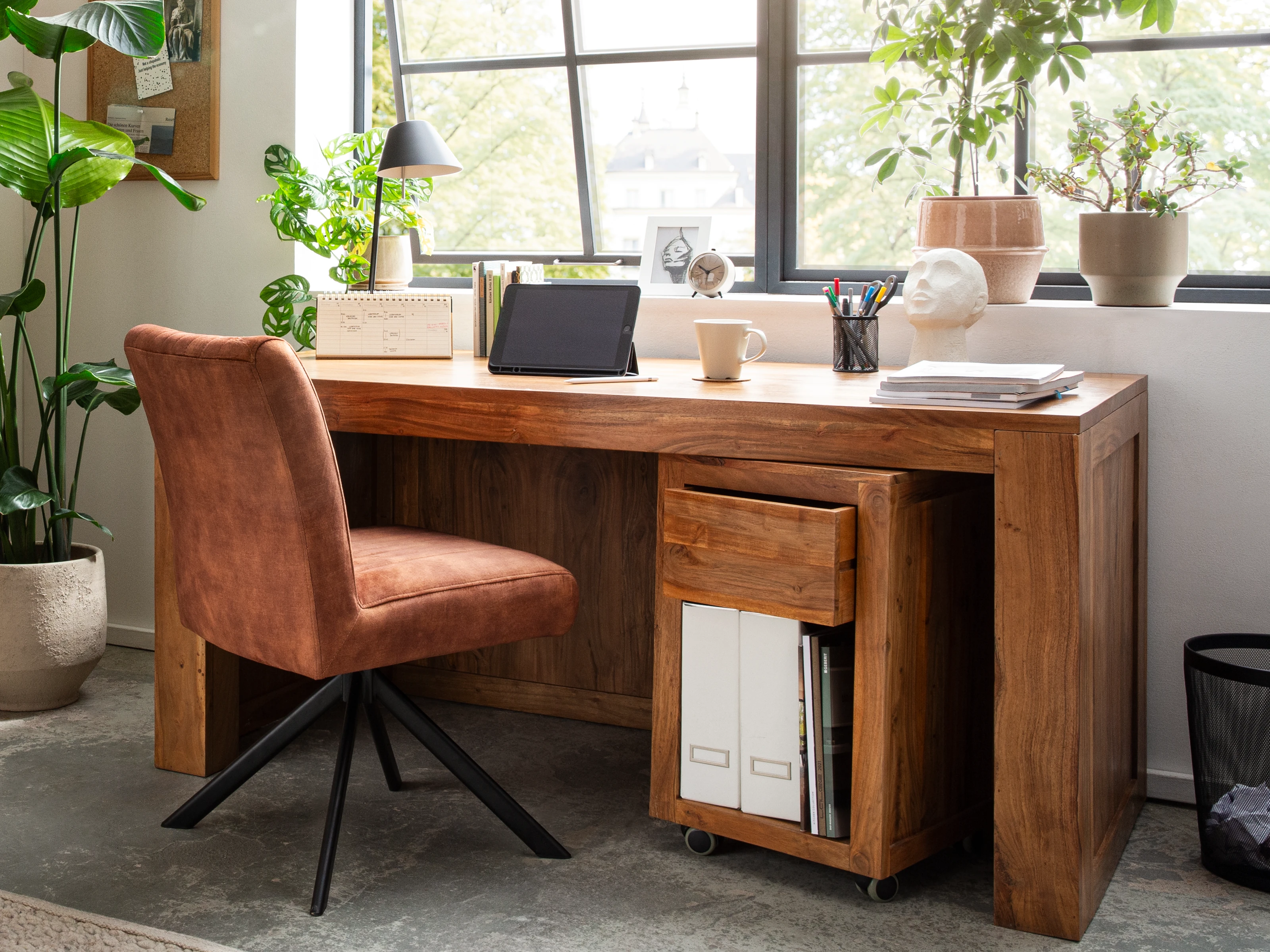 Moderner Osbon Schreibtisch aus Massivholz mit schwarzem Metallgestell, großzügige Arbeitsfläche im hellen Homeoffice-Ambiente