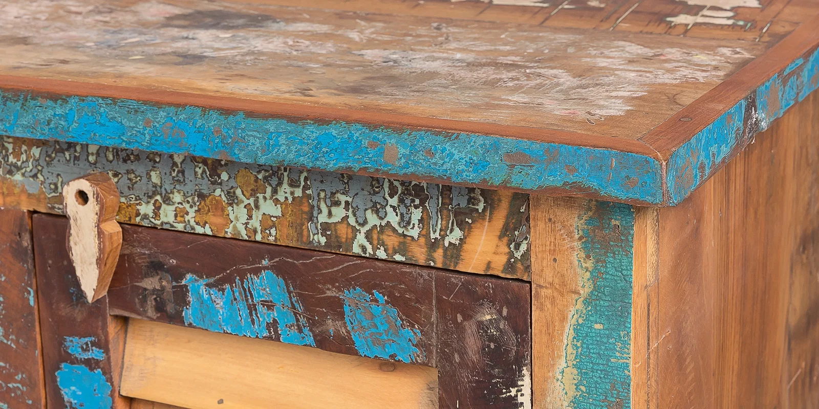 Detail der Möbelserie Wakefield mit recyceltem Altholz, natürlicher Patina und handwerklich aufgearbeiteter Oberfläche
