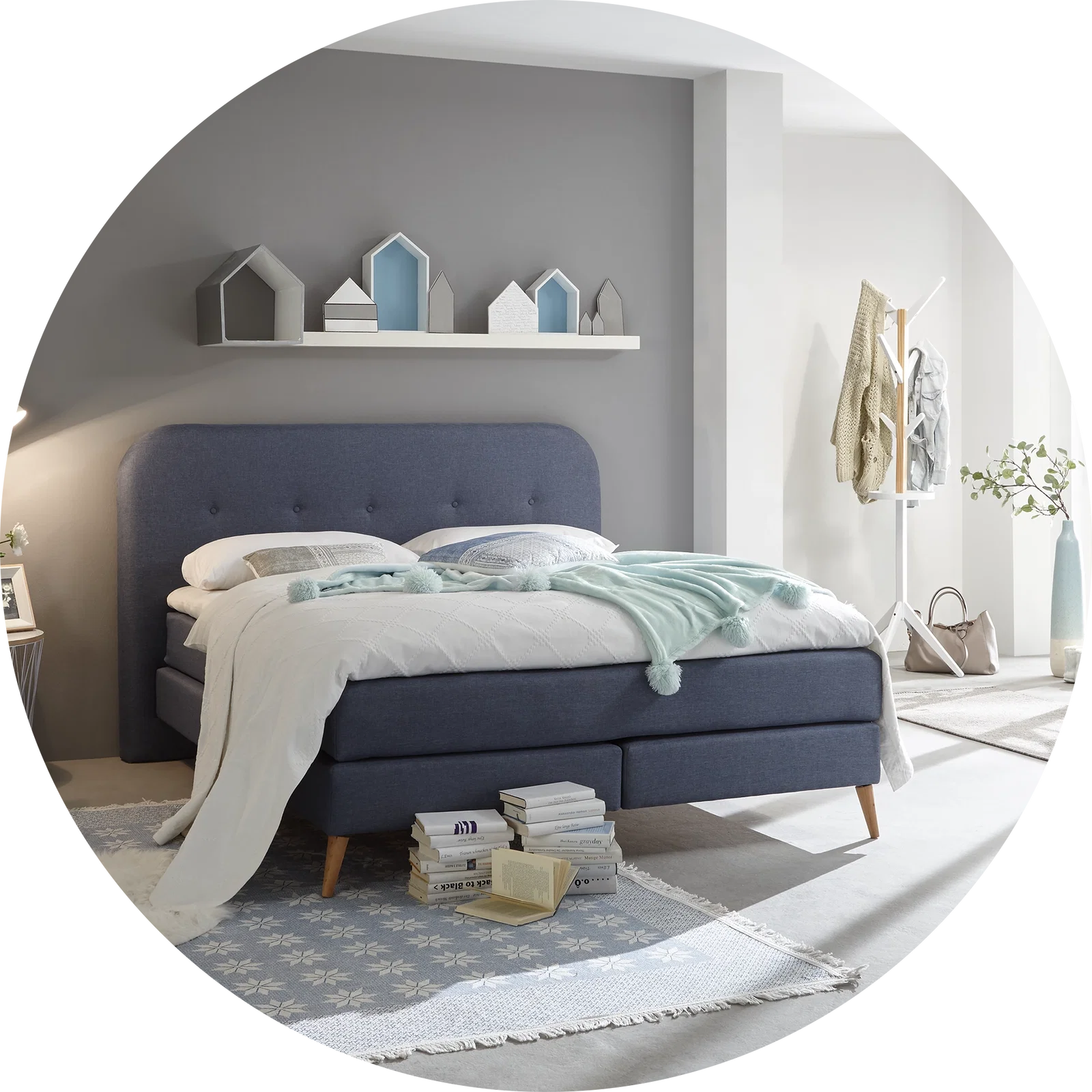 Modernes Wohnambiente in Trendfarbe Blau mit blauen Akzenten und Dekoration – Wohnstile-Inspiration für Interior-Design.