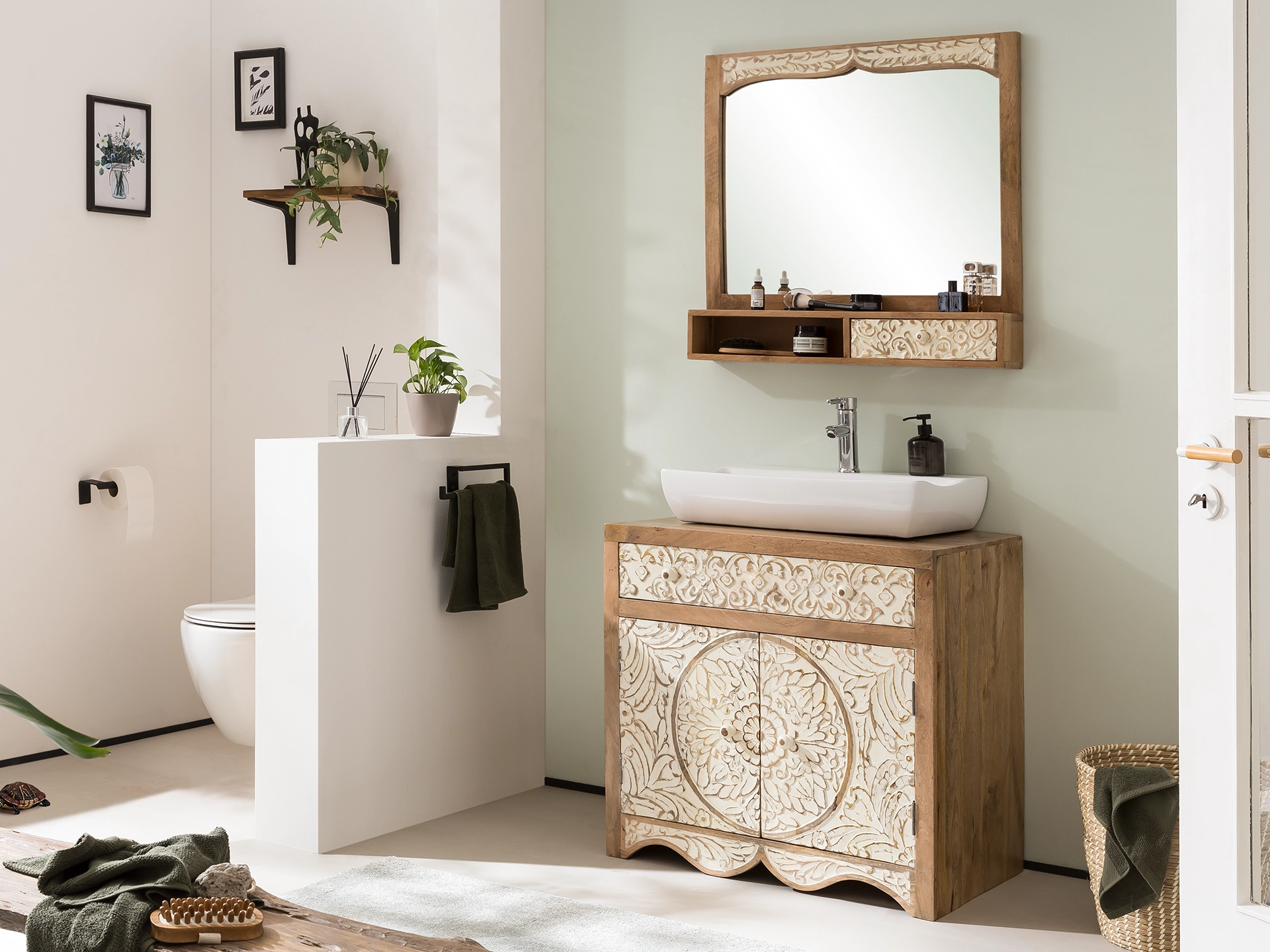 A4-Holzrahmen "Delhi" in Frontansicht, schlichtes, minimalistisches Design auf neutralem Hintergrund