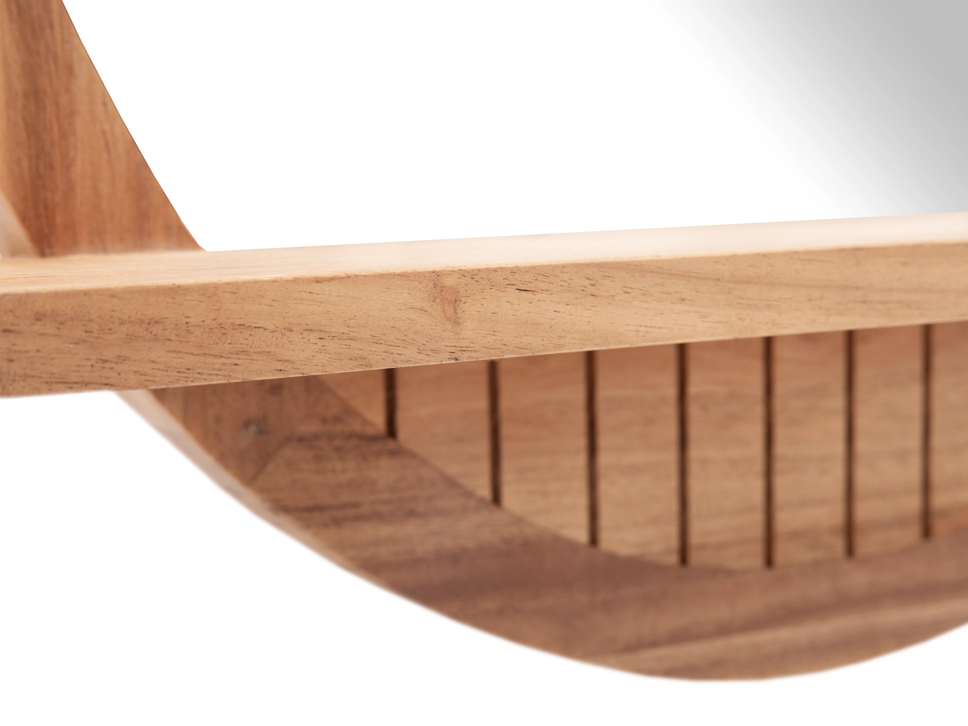 Detailbild: lackierte Akazie-Holzoptik des Badmöbel-Sets Tenaga eichefarben, 45°-Ansicht der Holzoberfläche