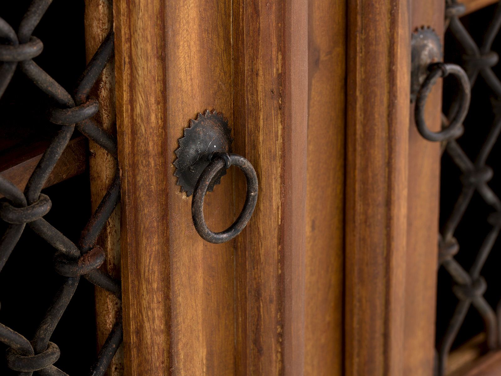 Detailbild Sideboard Merlino 3-türig: Fronttür mit antikem Metallringgriff und Gittereinsatz, lackiertes Akazienholz 