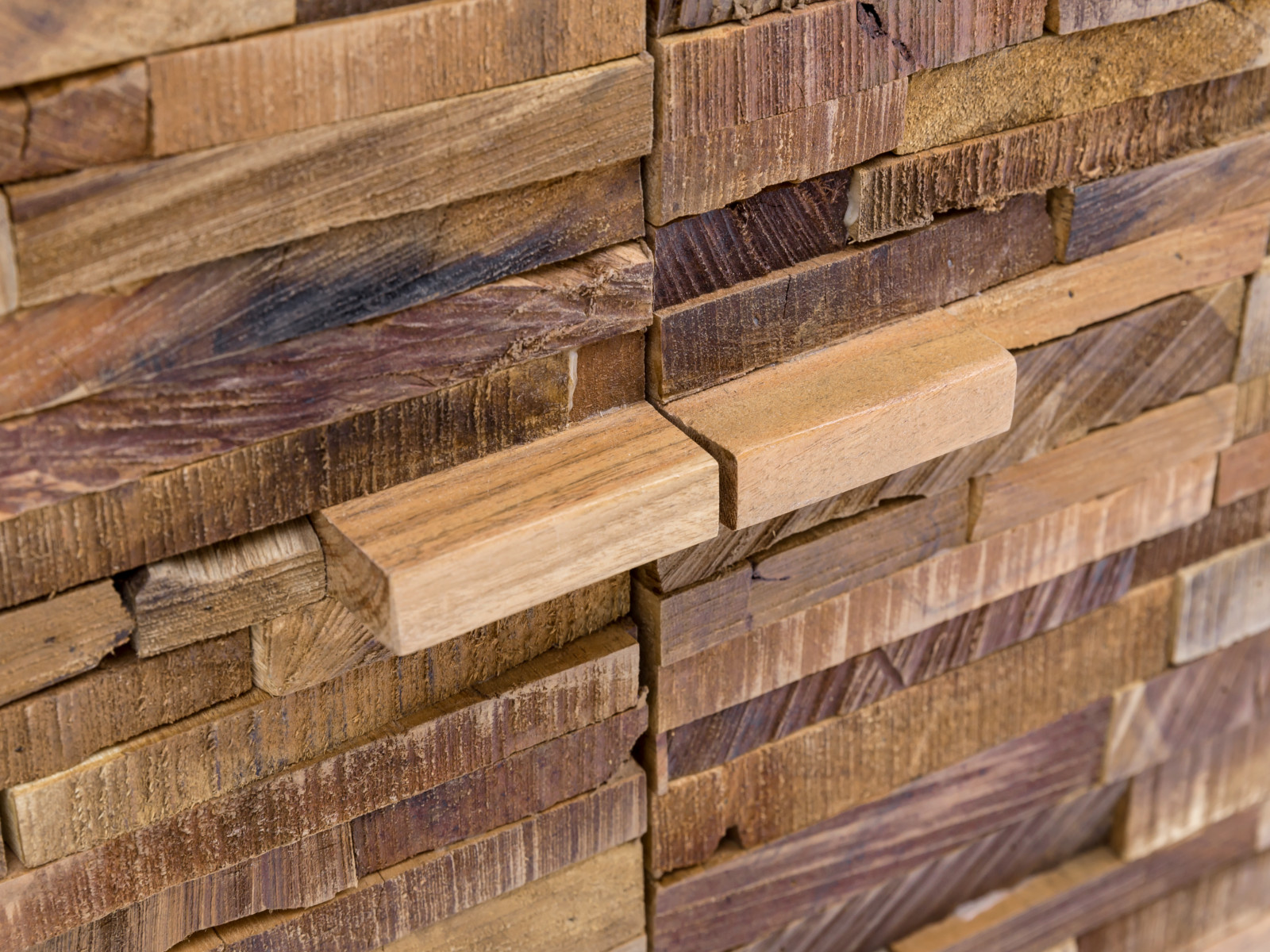 Detailansicht der naturfarbenen, lackierten Akazie-Holzfront des Waschbeckenunterschranks Matay (67 × 61 × 30 cm) mit zwei Türen