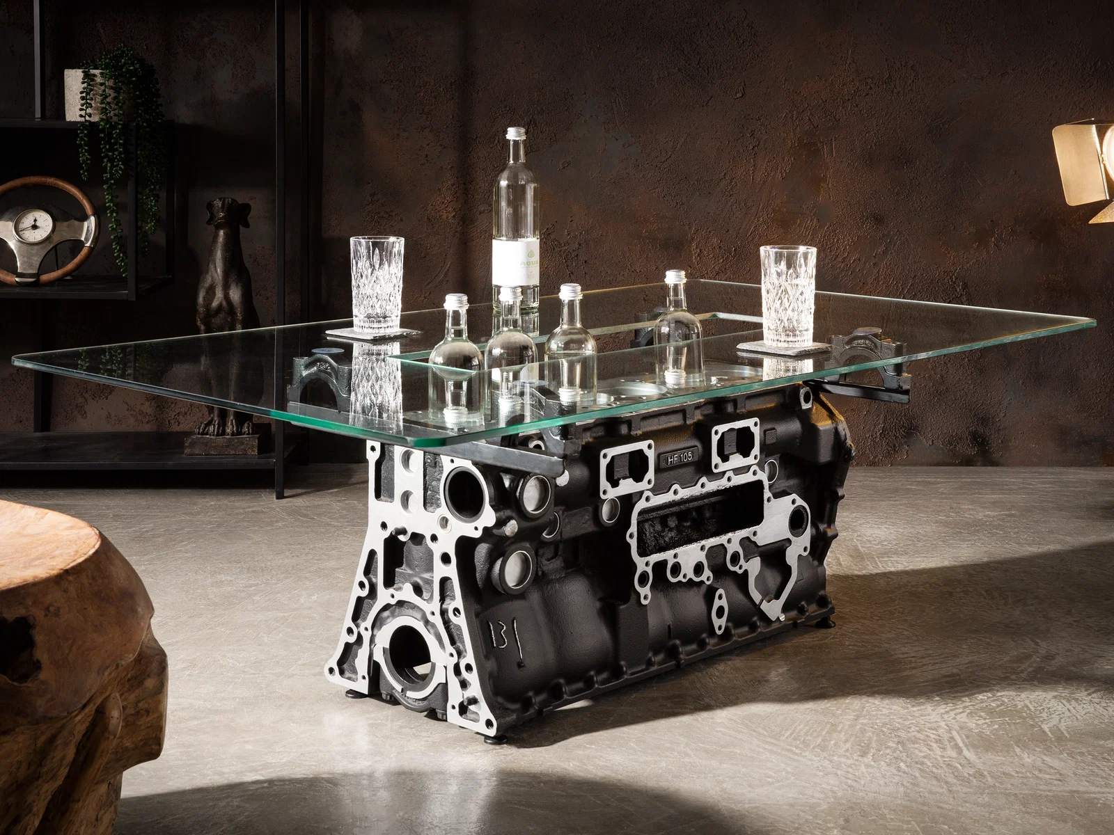 Couchtisch Engine aus schwarzem Motorblock mit rechteckiger Glasplatte im markanten Industrial-Stil