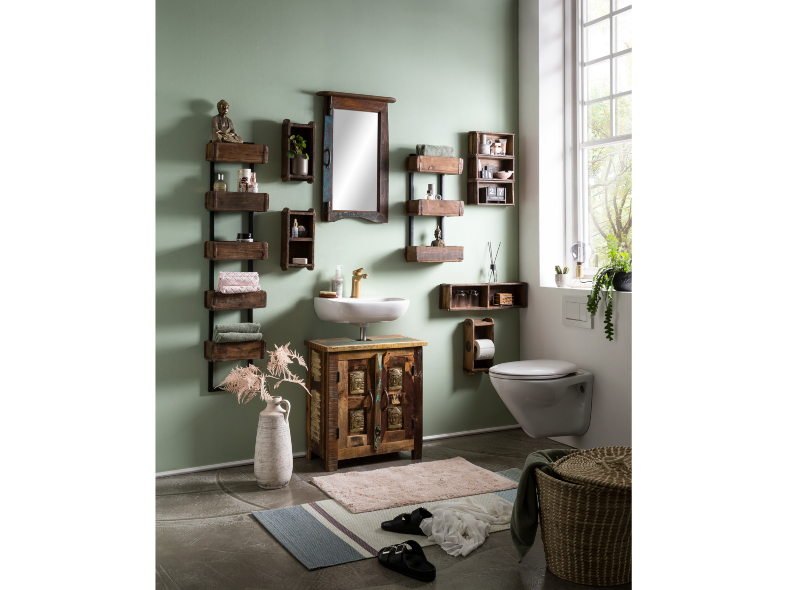 Bad-Wohnbeispiel mit Waschbeckenunterschrank Sumana (45°-Ansicht), recyceltes Hartholz, lackiert, 52×60×30 cm, 2 Türen. Bad-Wohnbeispiel mit Waschbeckenunterschrank Sumana (45°-Ansicht), recyceltes Hartholz, lackiert, 52×60×30 cm, 2 Türen.