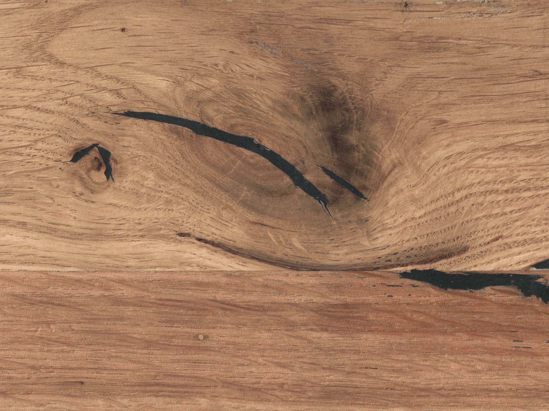 Wildeiche Holzoberfläche in Nahaufnahme: markante Maserung in warmen Brauntönen. Materialmuster für Möbel, Tischplatten und Böden – natürlicher, rustikaler Look.