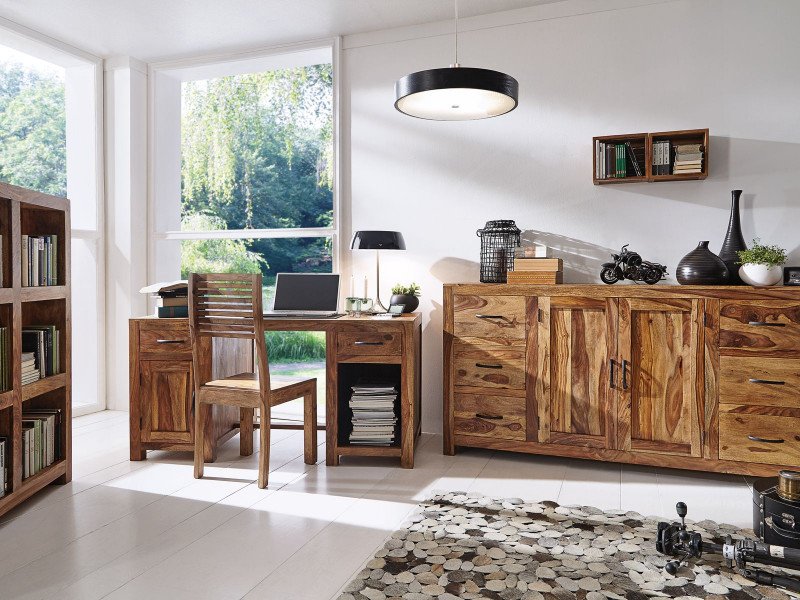 Moderne Büroeinrichtung mit großem Holzschreibtisch, ergonomischem Bürostuhl, Regalen und Zimmerpflanzen in heller, warmer Atmosphäre