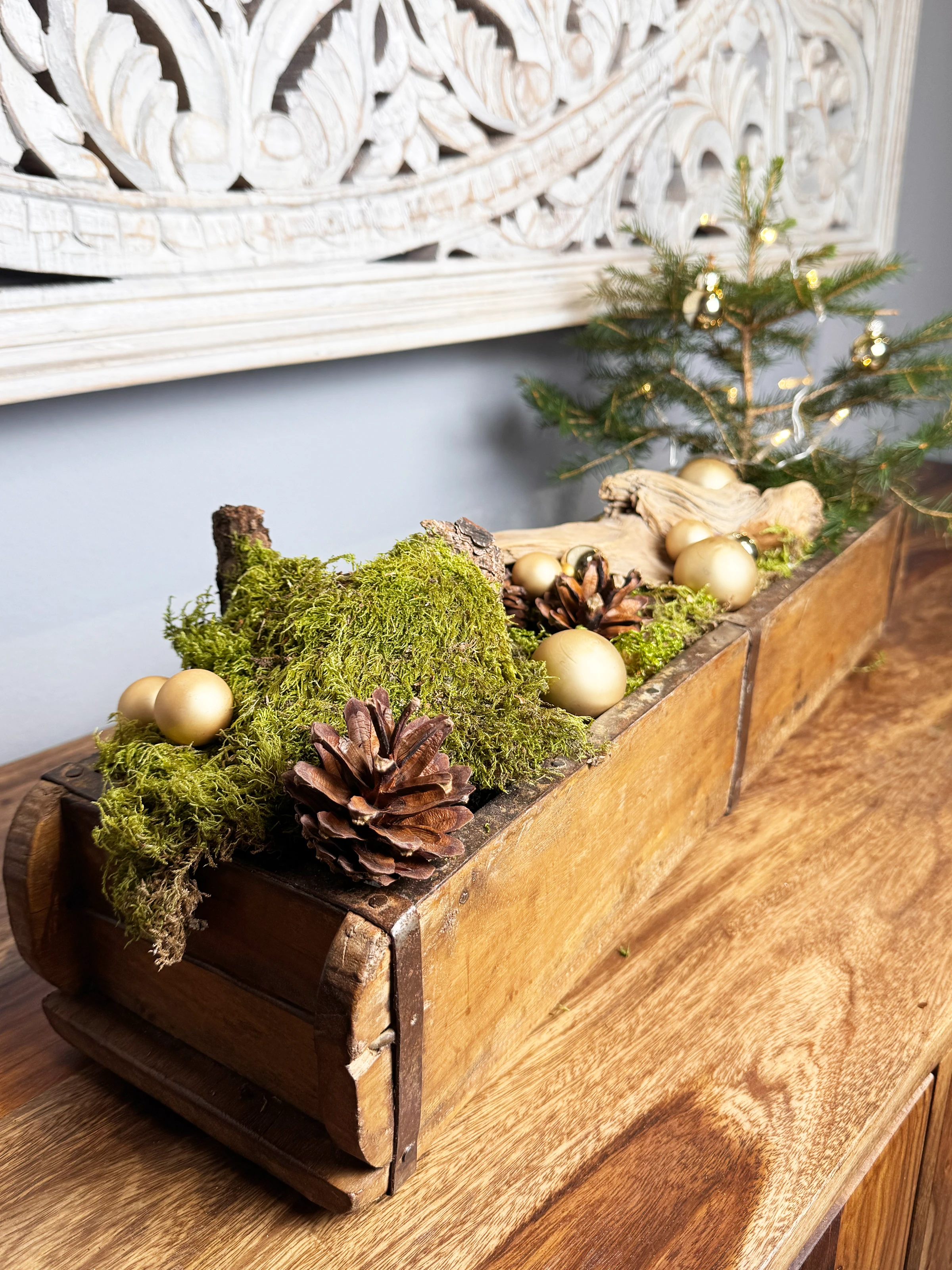Massivholzplatte in natürlicher, warmer Holzoptik mit sichtbarer Maserung – neutral freigestelltes Produktfoto