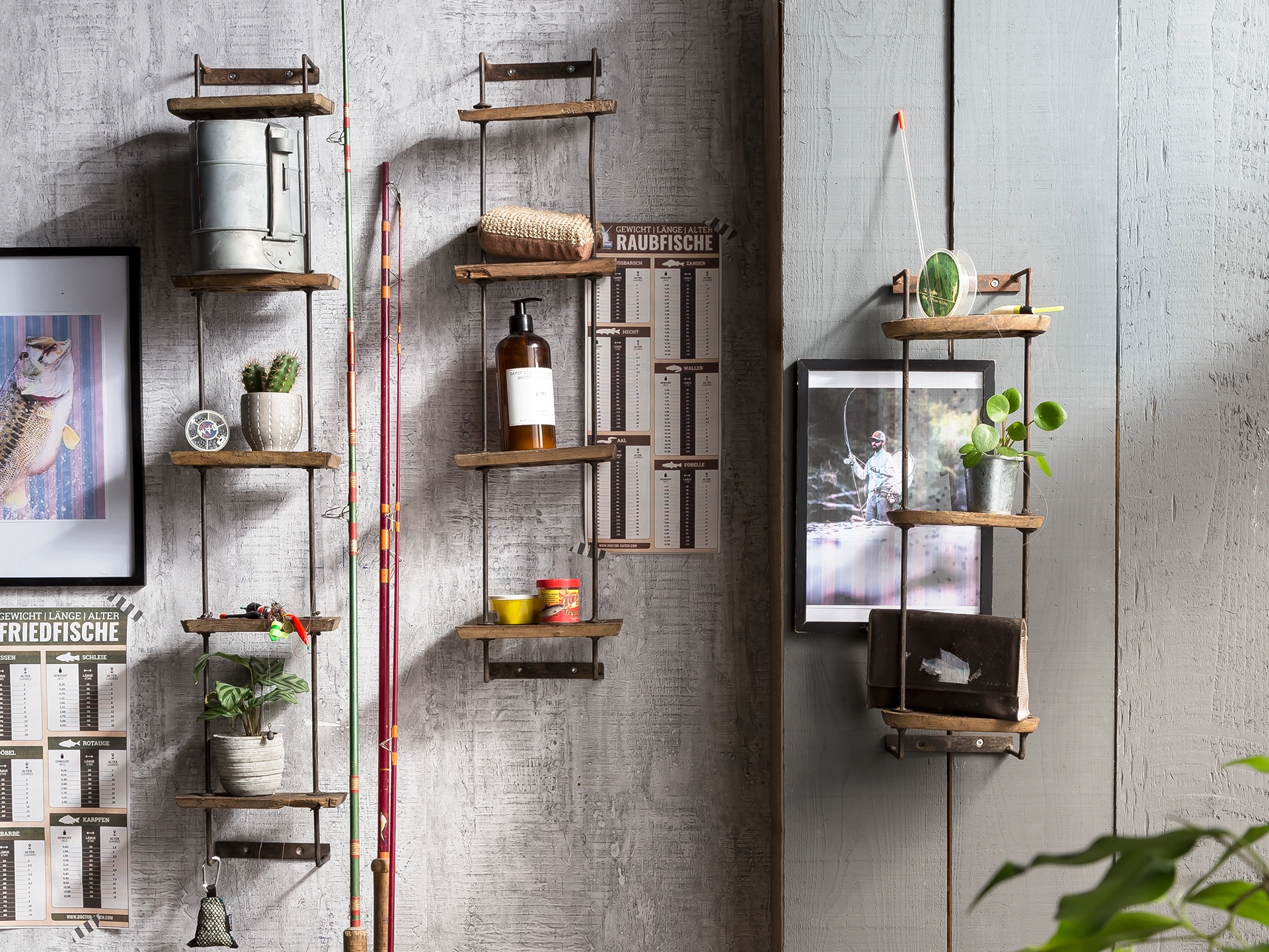 Wandregal aus Holz im Wohnambiente, minimalistisches Wandboard zur Dekoration und Aufbewahrung von Büchern und Pflanzen