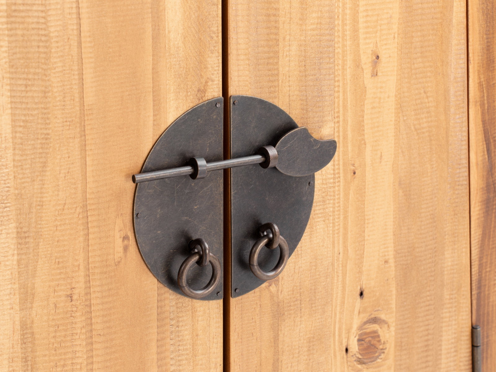 Detailbild Frontansicht des Waschtisch Rangun: braunes lackiertes Pinien-Holz mit rundem Metalltürverschluss und Ringgriff