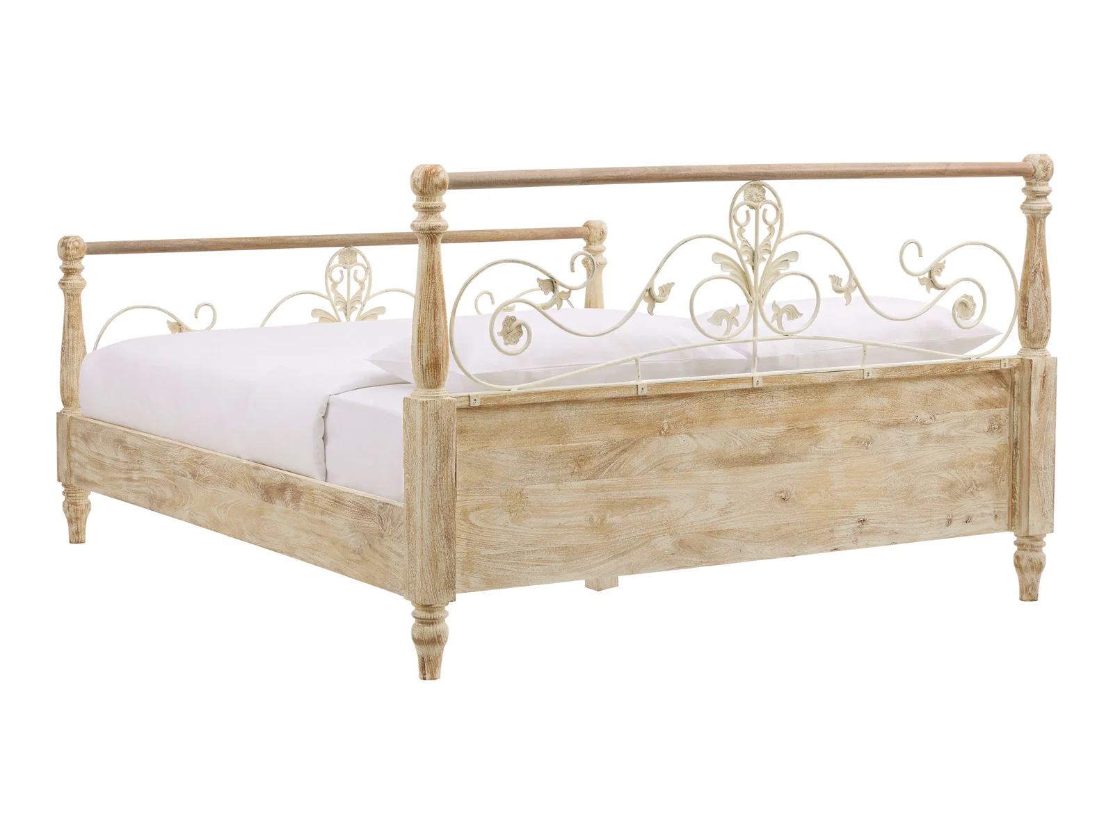 Bett Gladis 180x200 aus Mangoholz, weiß lackiert, Freisteller in 45-Grad-Ansicht mit ornamentalem Metallkopfteil und Fußteil
