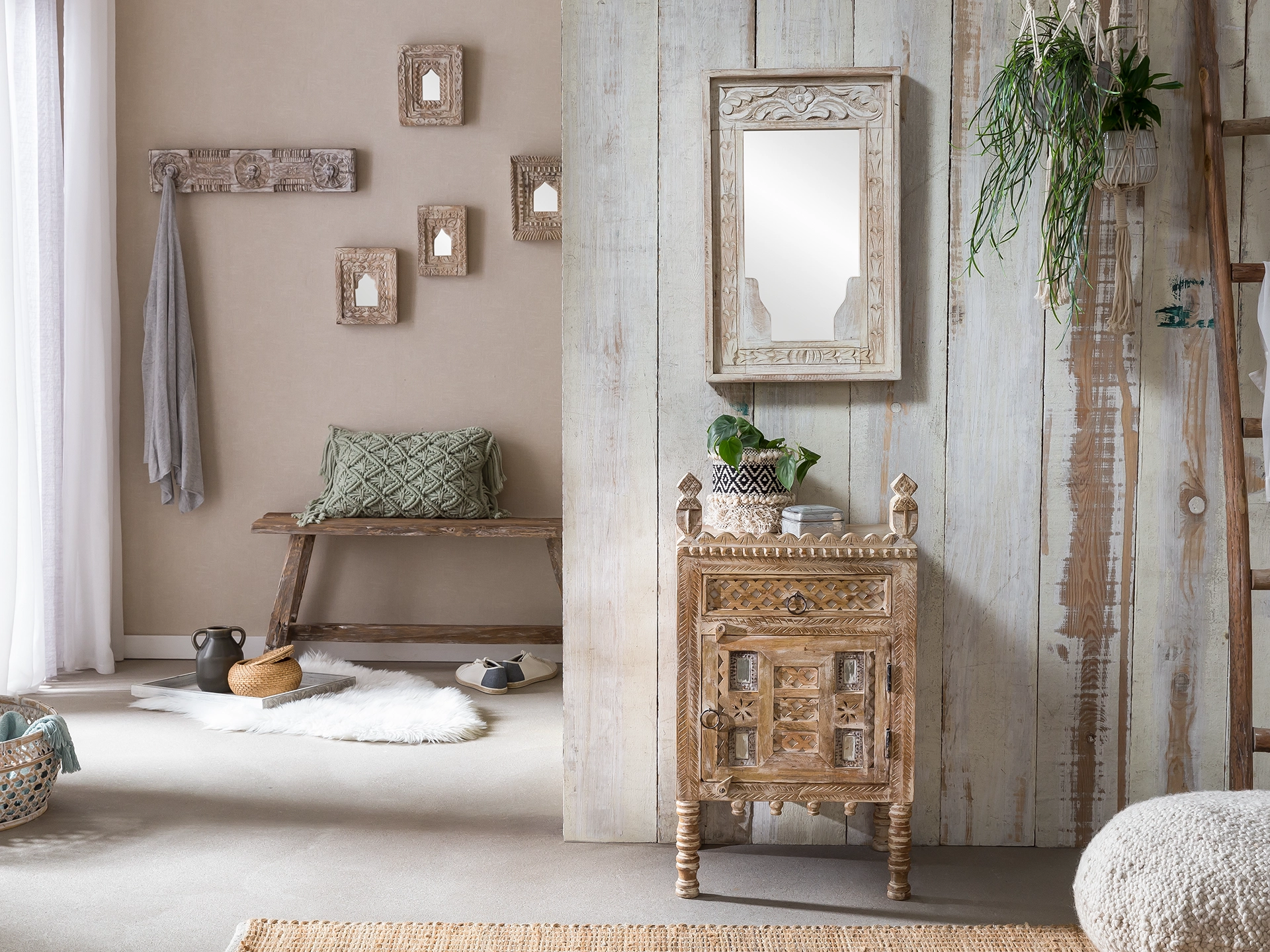 Ambienteaufnahme: Holzstuhl Damchaya mit Polster in modernem Wohnzimmer, warmes Naturholz und neutrale Farben